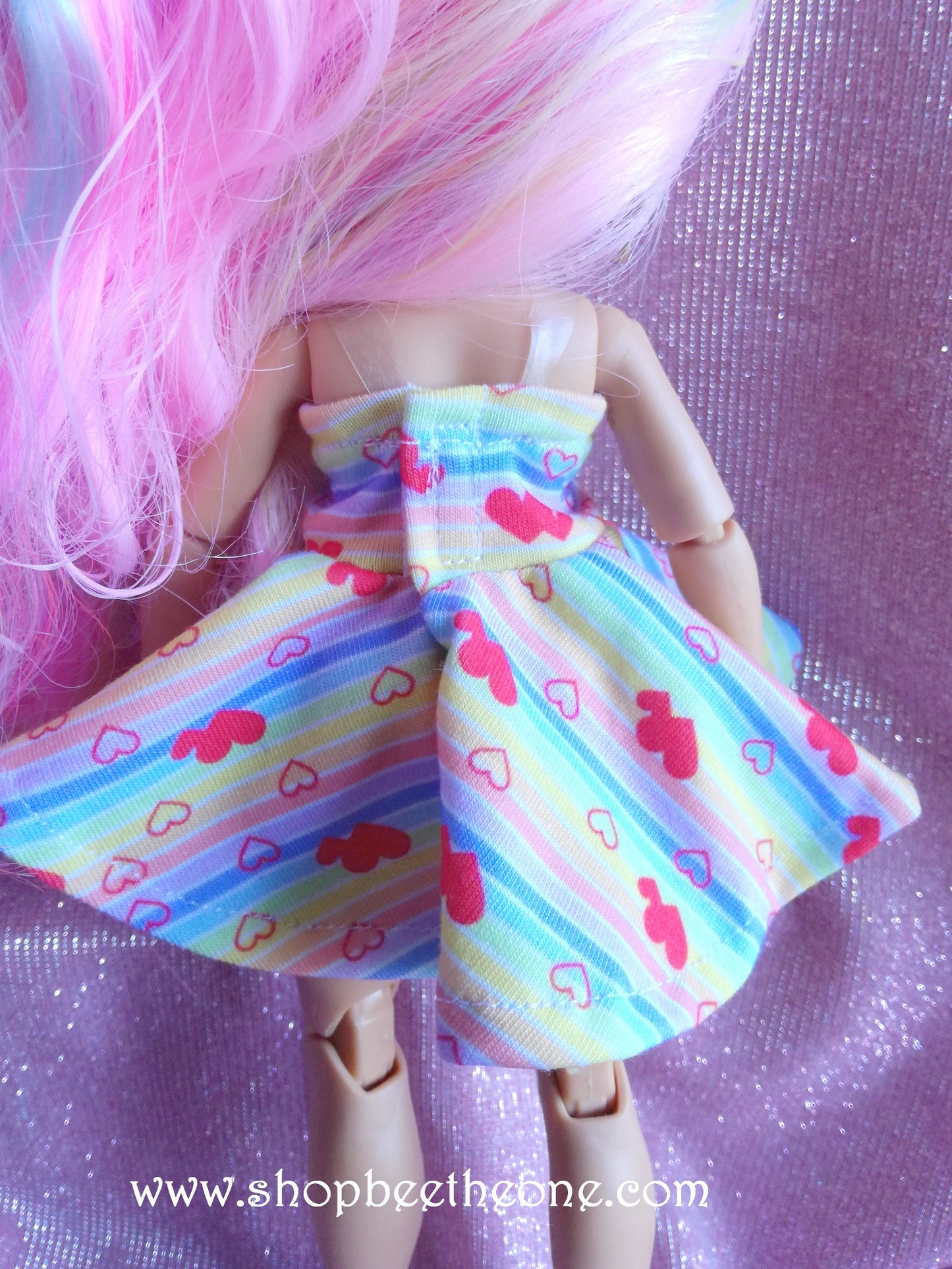Robe courte à bustier sirène motif rayures arc-en-ciel et coeurs pour poupées Rainbow High - Collection Basics - par Bee the one