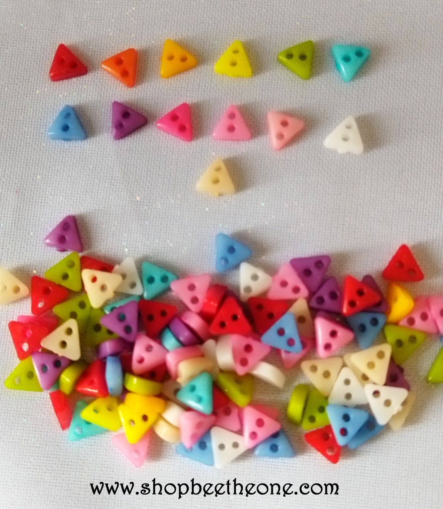 Mini Bouton Triangle en plastique - 6 mm - 13 coloris disponibles