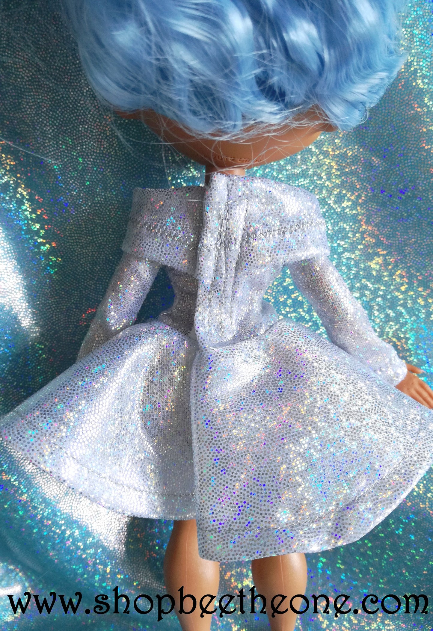 Robe courte à col Bardot imprimé holographique compatible poupées L.O.L Surprise! O.M.G - 6 coloris - Collection Basics - par Bee the One