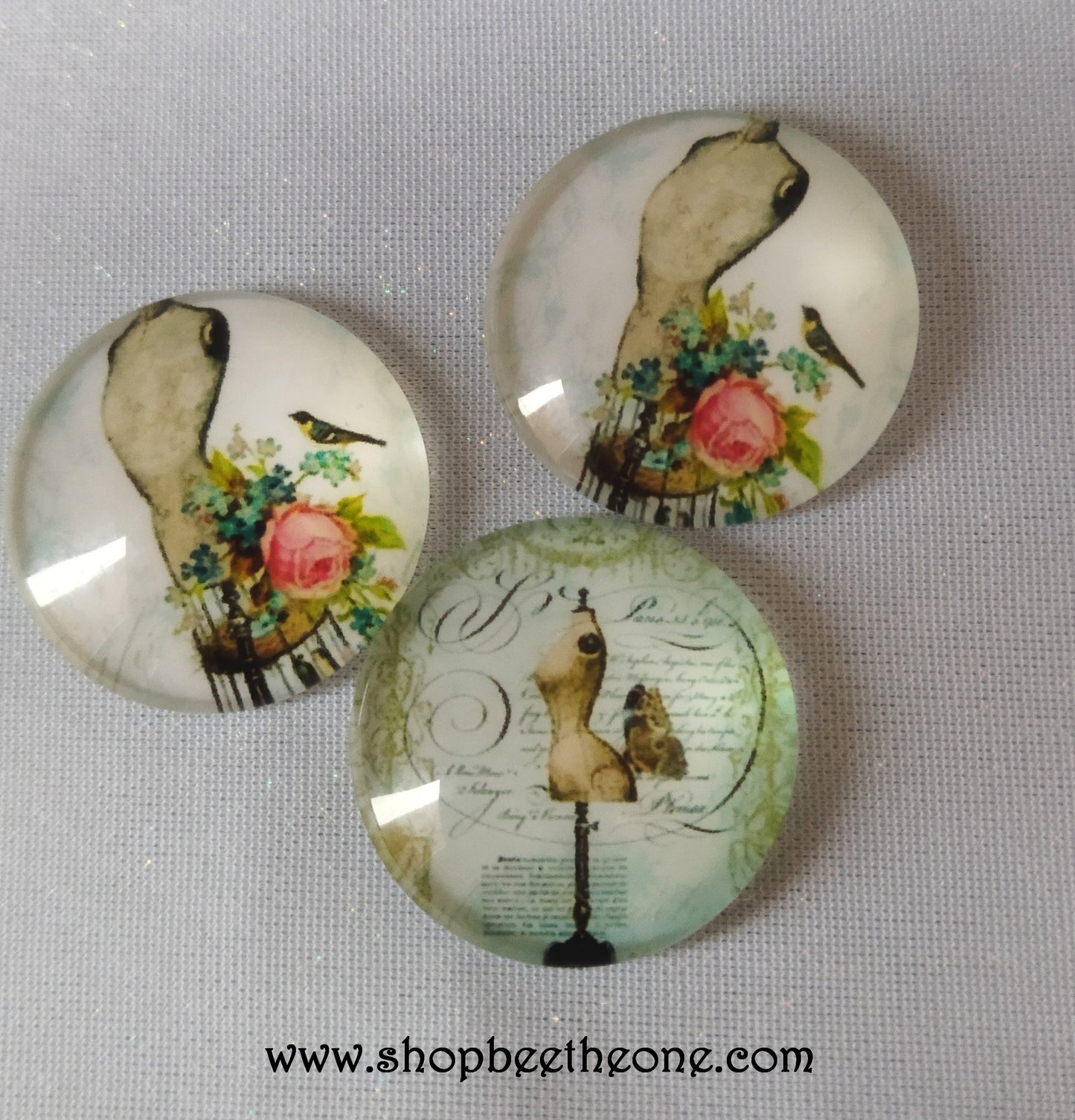 Cabochon rond en verre loupe avec image "Mannequin de couture" - 25 mm - 2 modèles