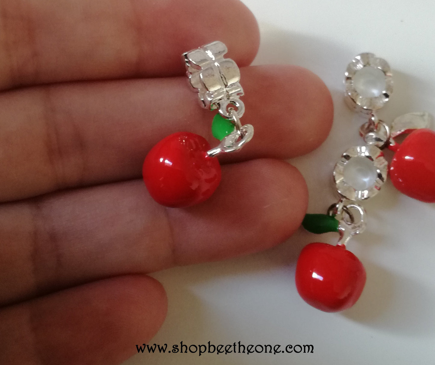 Breloque Pomme en émail avec perle bélière - 30 mm