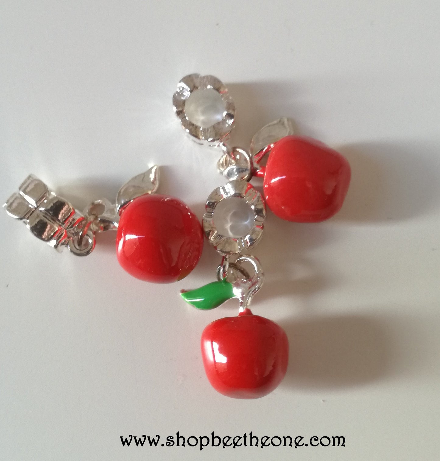 Breloque Pomme en émail avec perle bélière - 30 mm