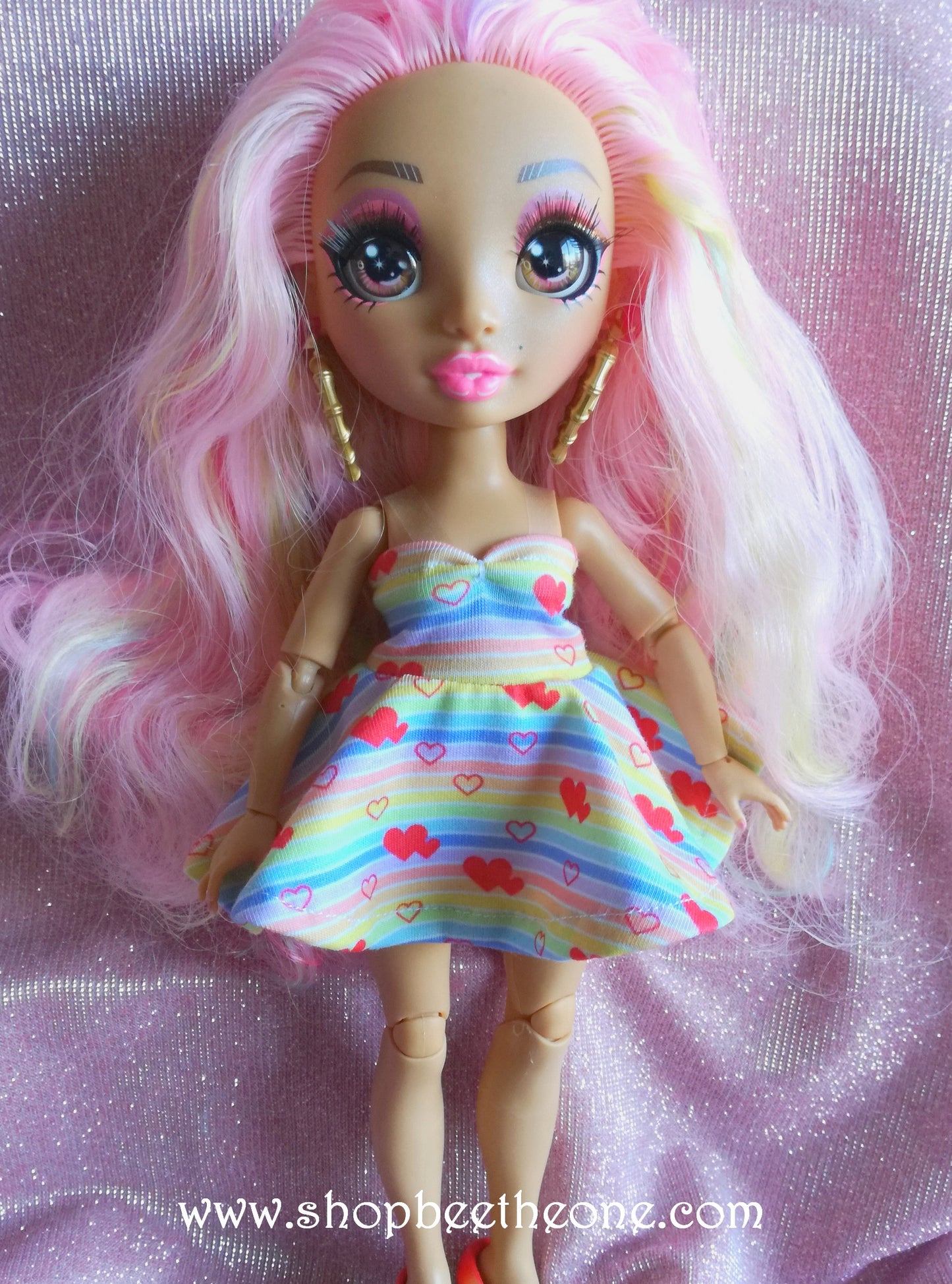 Robe courte à bustier sirène motif rayures arc-en-ciel et coeurs pour poupées Rainbow High - Collection Basics - par Bee the one