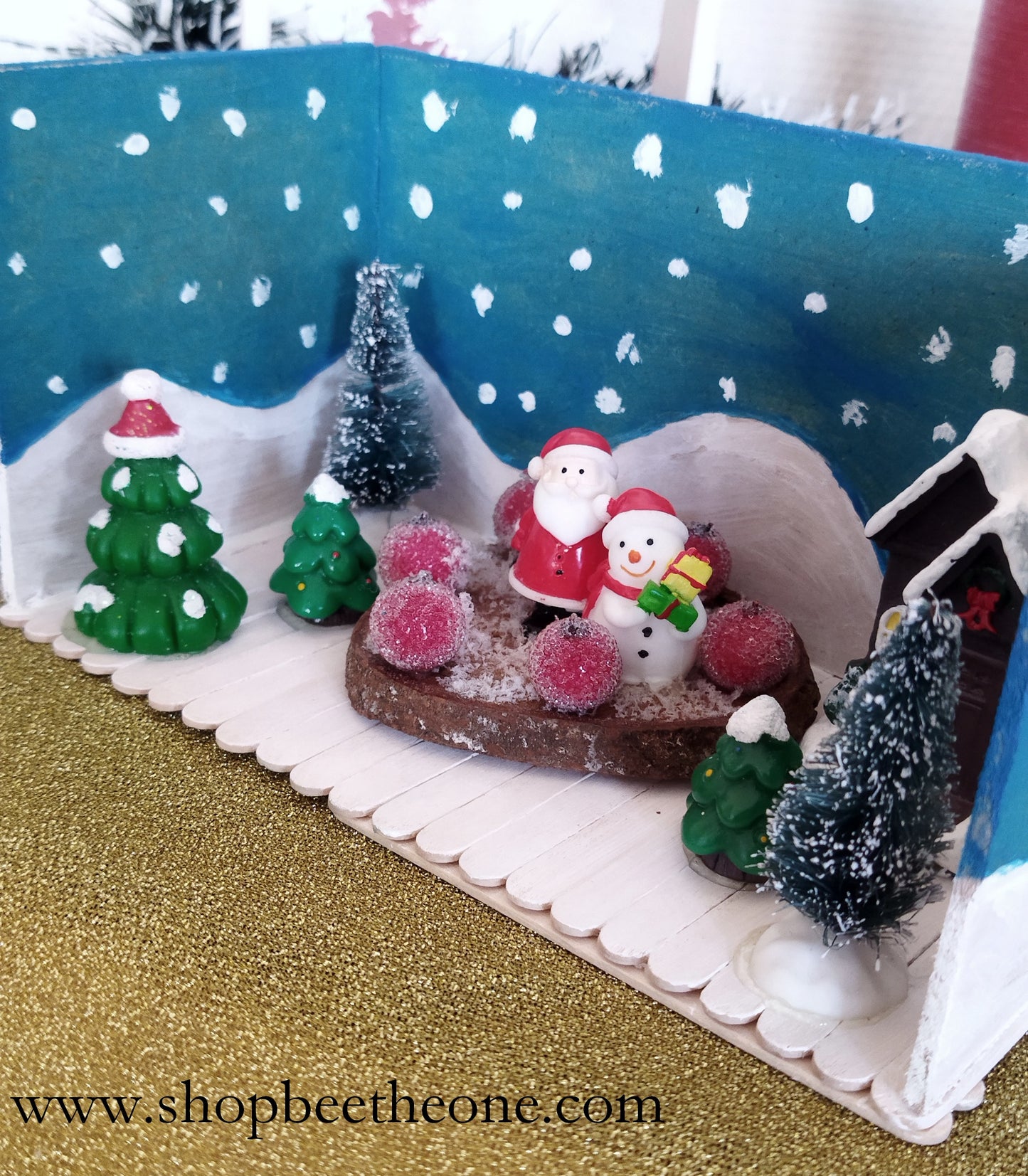 Décoration - Décor présentoir "Village de Noël" avec figurines et rondin en bois