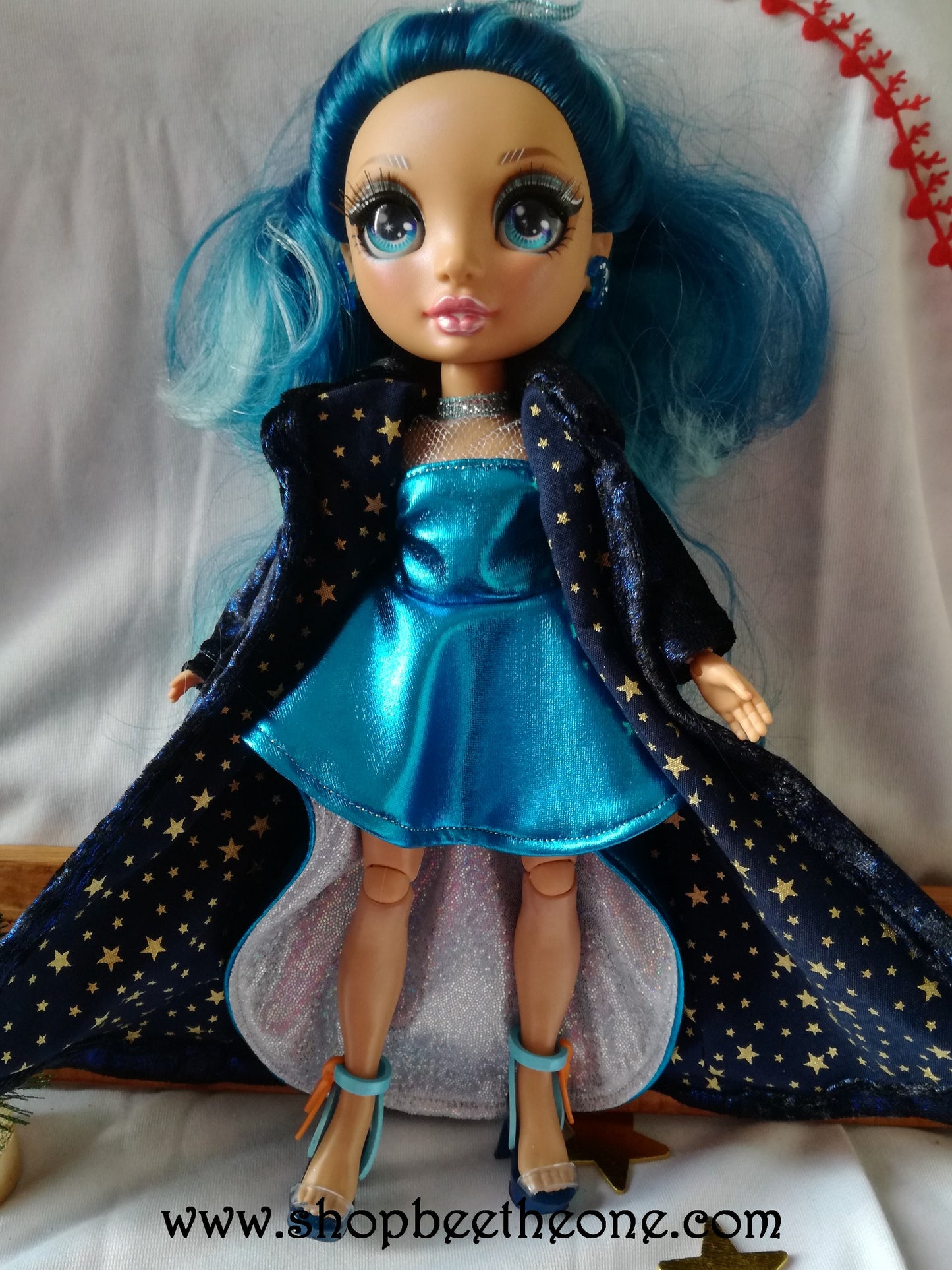 Robe de soirée brillante avec traîne doublée pour poupées Rainbow High - Edition limitée - Collection Noël - par Bee the One