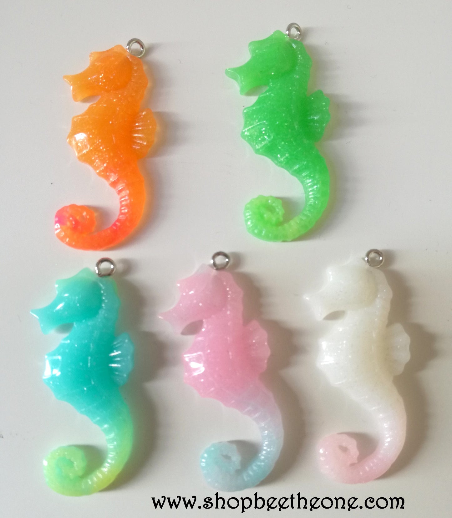 Breloque Hippocampe bicolore en résine pailletée - 42 mm - 5 coloris