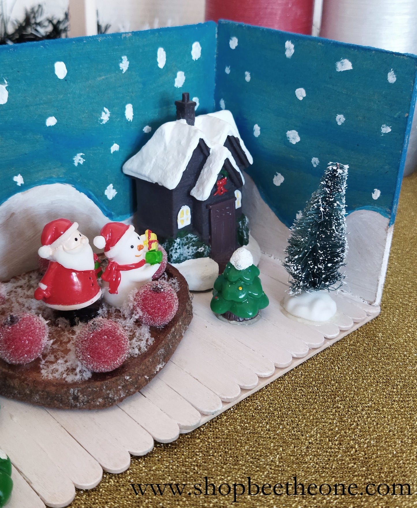 Décoration - Décor présentoir "Village de Noël" avec figurines et rondin en bois