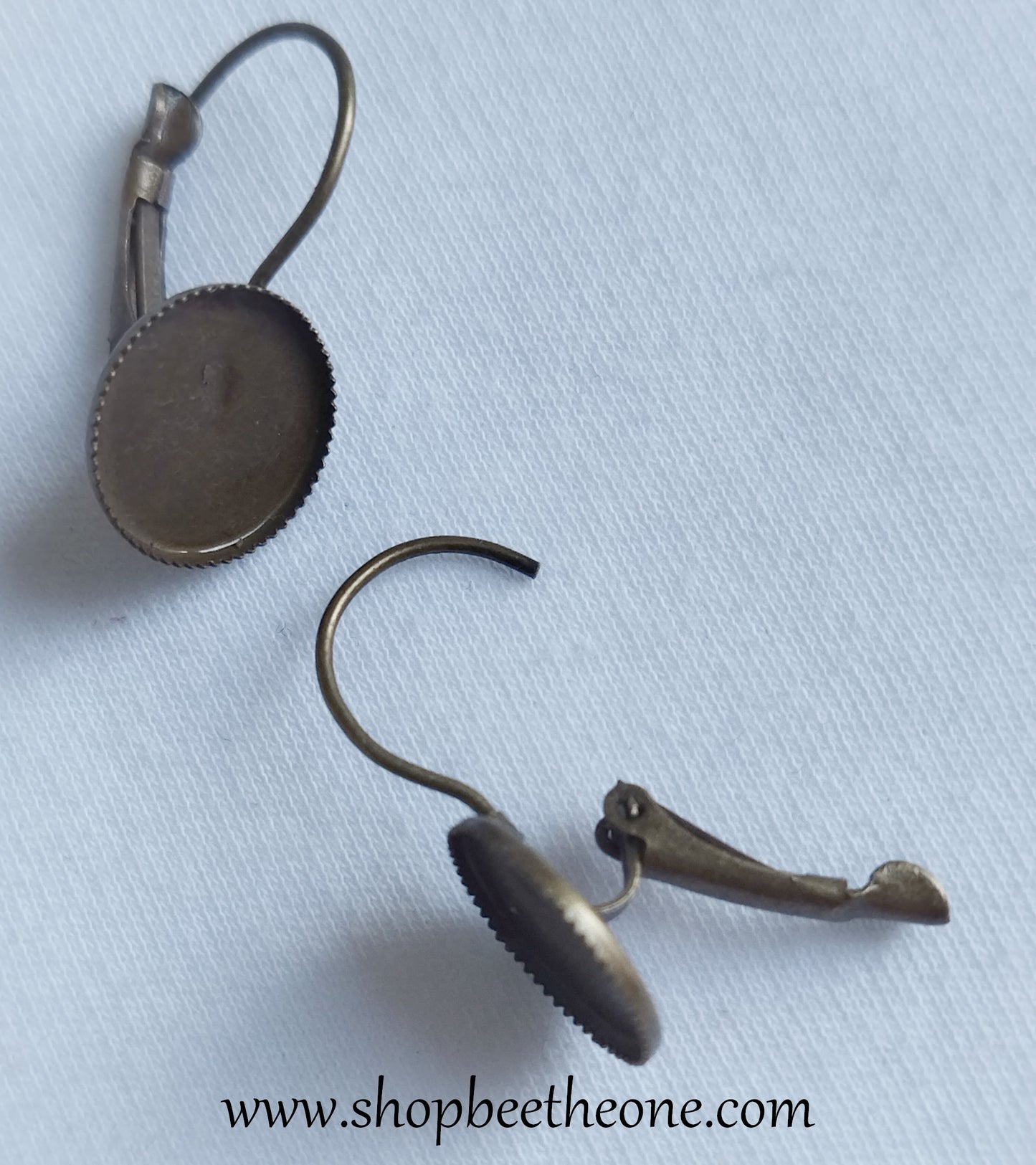 Paire de supports pour boucles d'oreilles dormeuses - base pour cabochon 12 mm - vieux bronze