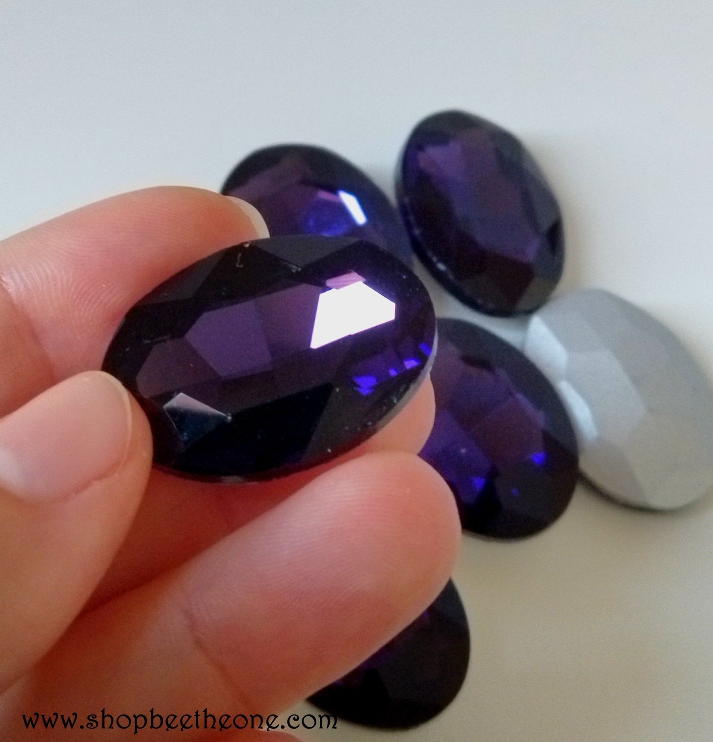 Cabochon ovale strass à facettes - 20 x 30 mm - Violet foncé - DERNIERES PIECES