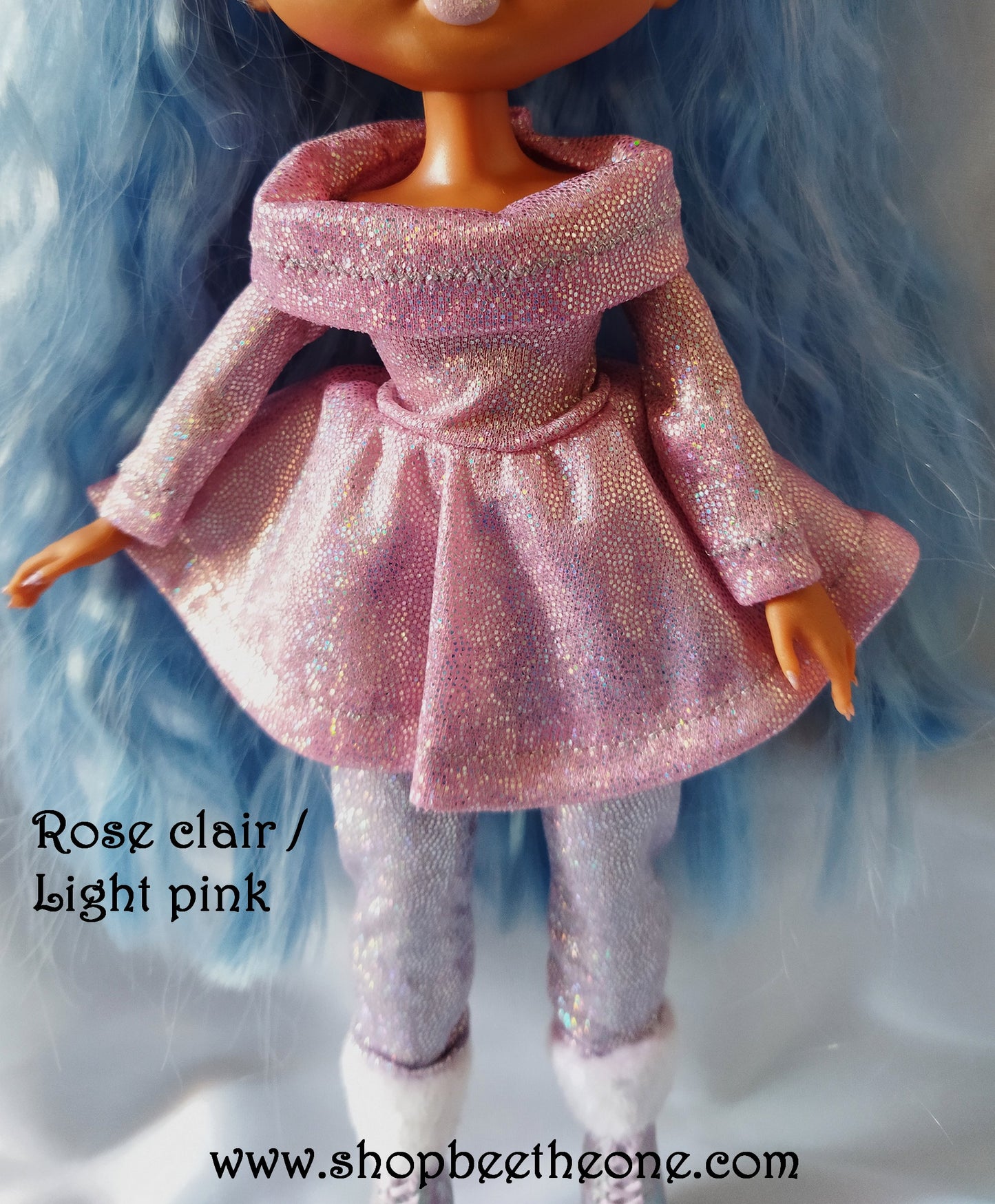 Robe courte à col Bardot imprimé holographique compatible poupées L.O.L Surprise! O.M.G - 6 coloris - Collection Basics - par Bee the One