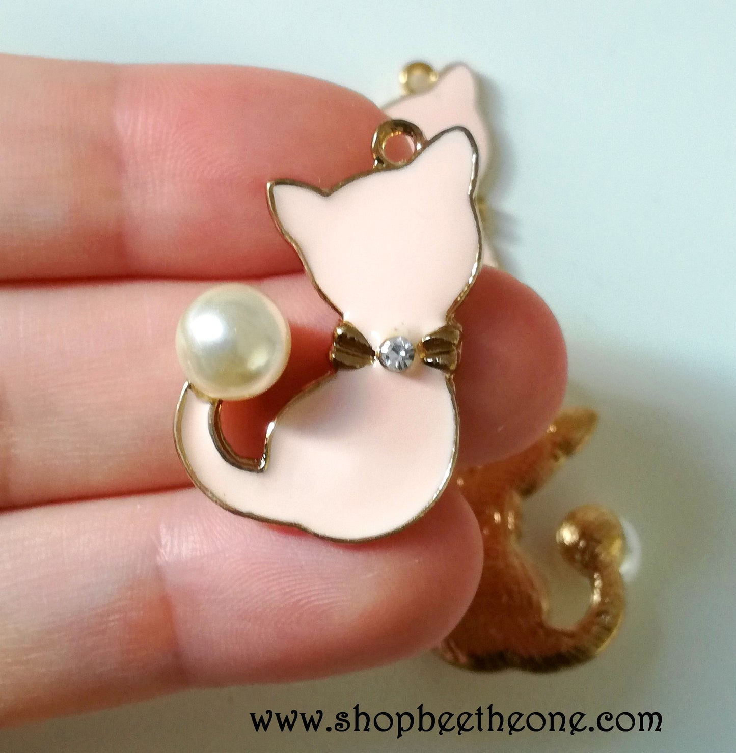 Breloque en émail Chat élégant rose avec strass et perle - 30 mm