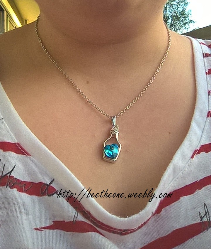 Collier pendentif Bouteille et coeur en cristal avec strass - Bleu ciel ou rose