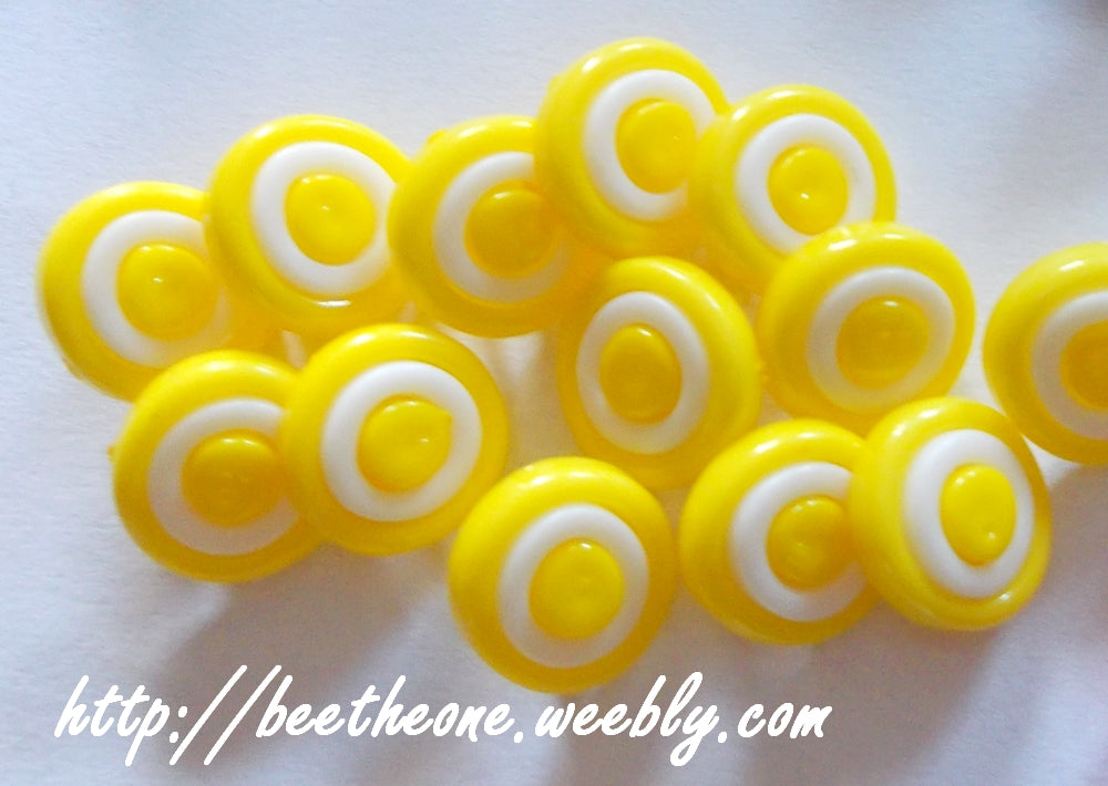 Bouton rond à queue en plastique anneau blanc - 13 mm - 19 coloris disponibles