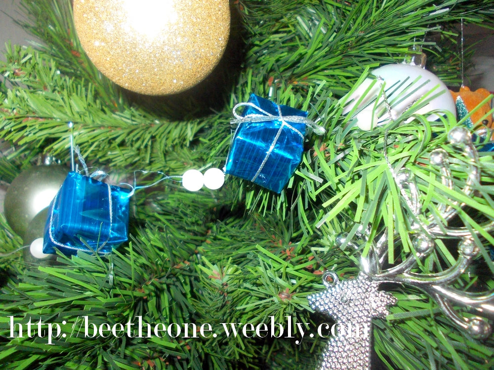 Décoration Ornement pour Sapin de Noël "Guirlande de cadeaux" - Bleu ou argent