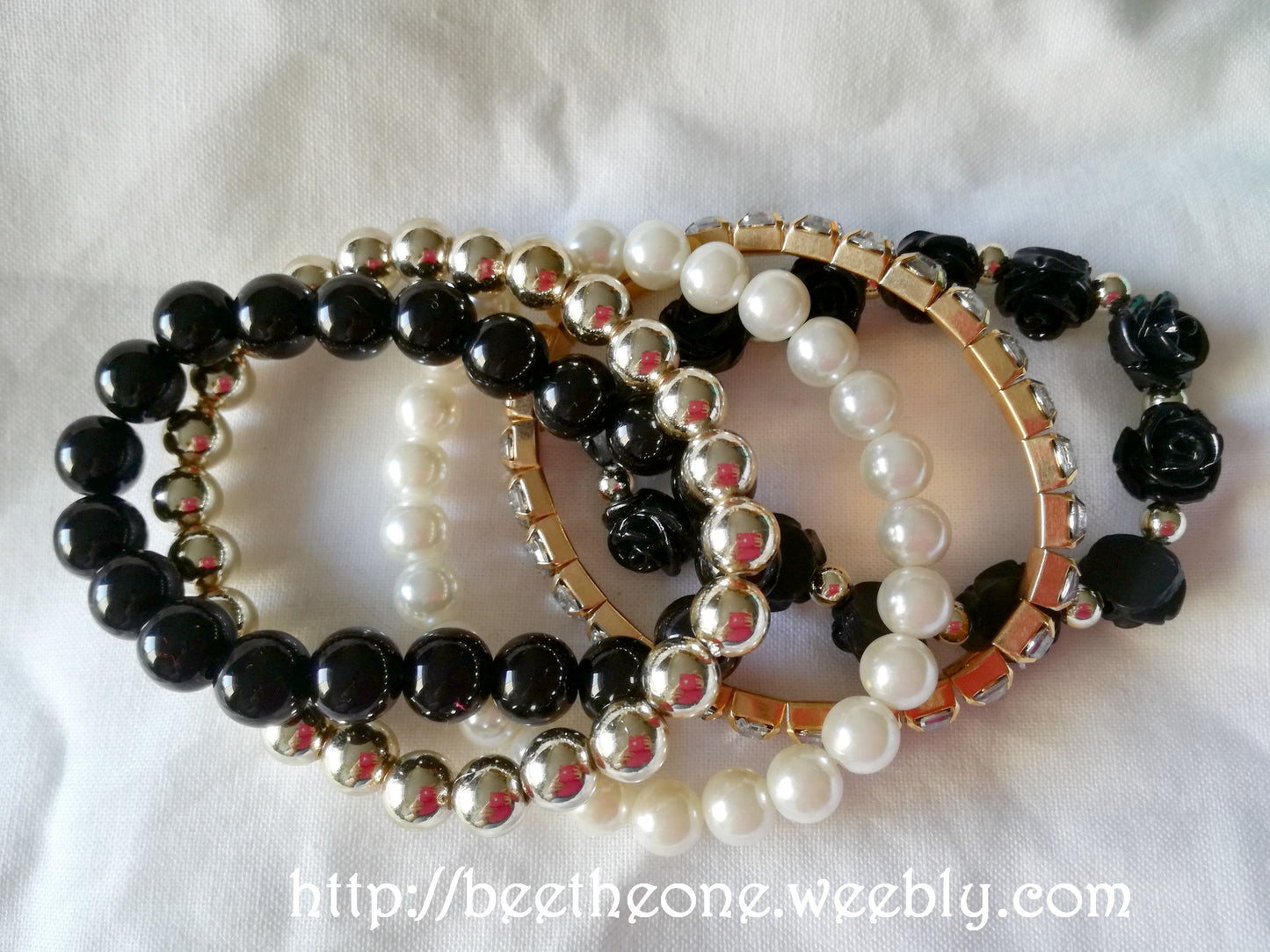 Lot de 5 Bracelets assortis Perles, Strass et Fleurs - fil stretch - Rose orangé, noir ou vert clair