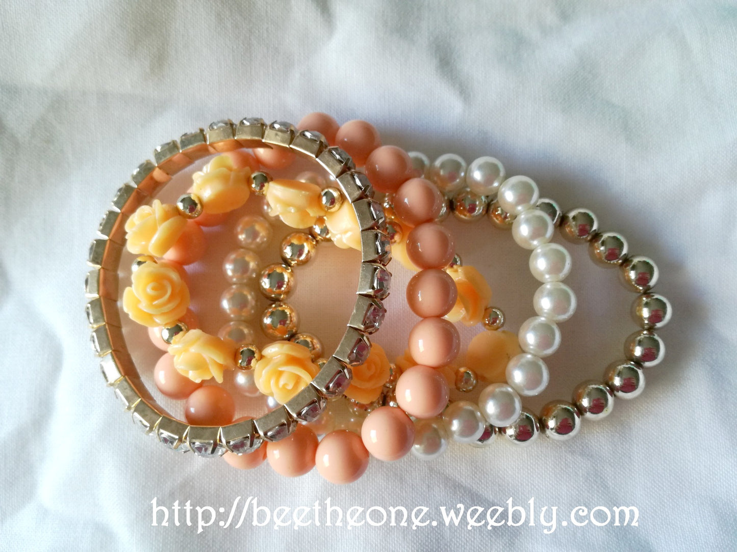 Lot de 5 Bracelets assortis Perles, Strass et Fleurs - fil stretch - Rose orangé, noir ou vert clair