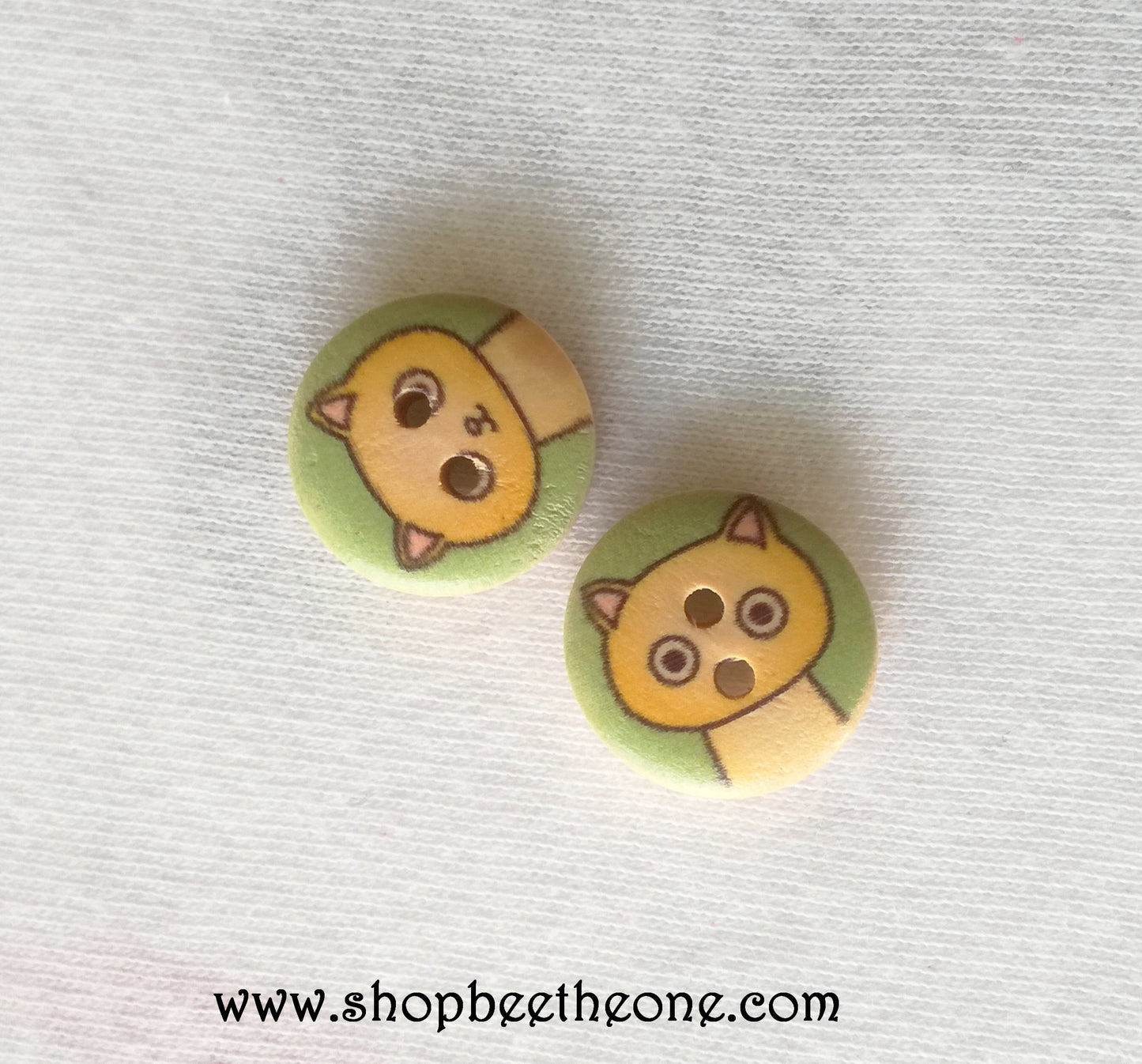 Bouton rond "Petit Chat" en bois - 15 mm - 7 coloris disponibles