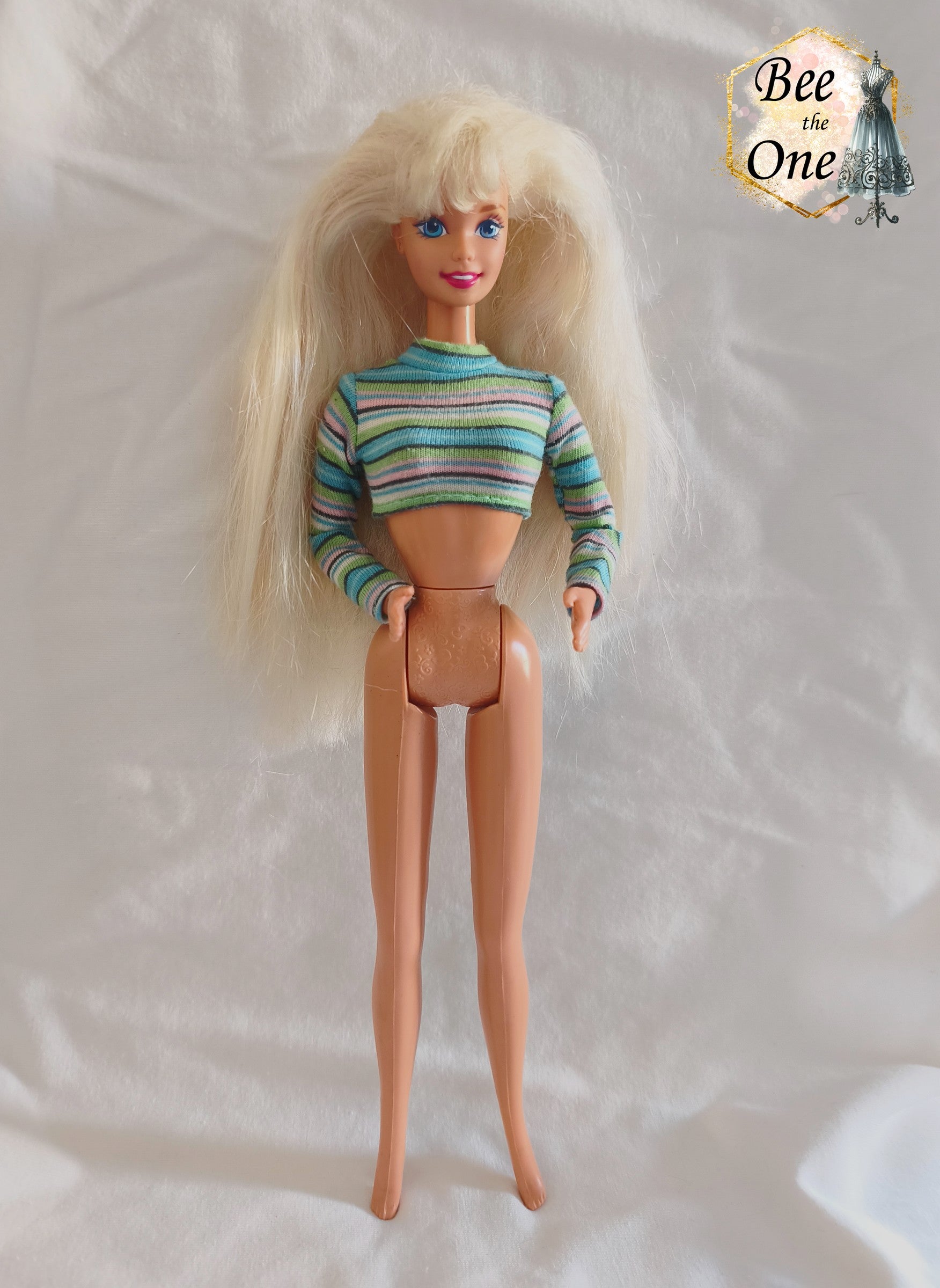 Top court à manches longues rayé bleu, vert et rose pour poupée Barbie Cool Blue 1997, porté par une poupée blonde sur fond blanc.