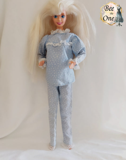Pyjama deux pièces bleu ciel à pois blancs pour poupée mannequin 30cm, haut à manches longues avec col en dentelle et pantalon assorti, style vintage, pour Barbie Slumber Party 1994.