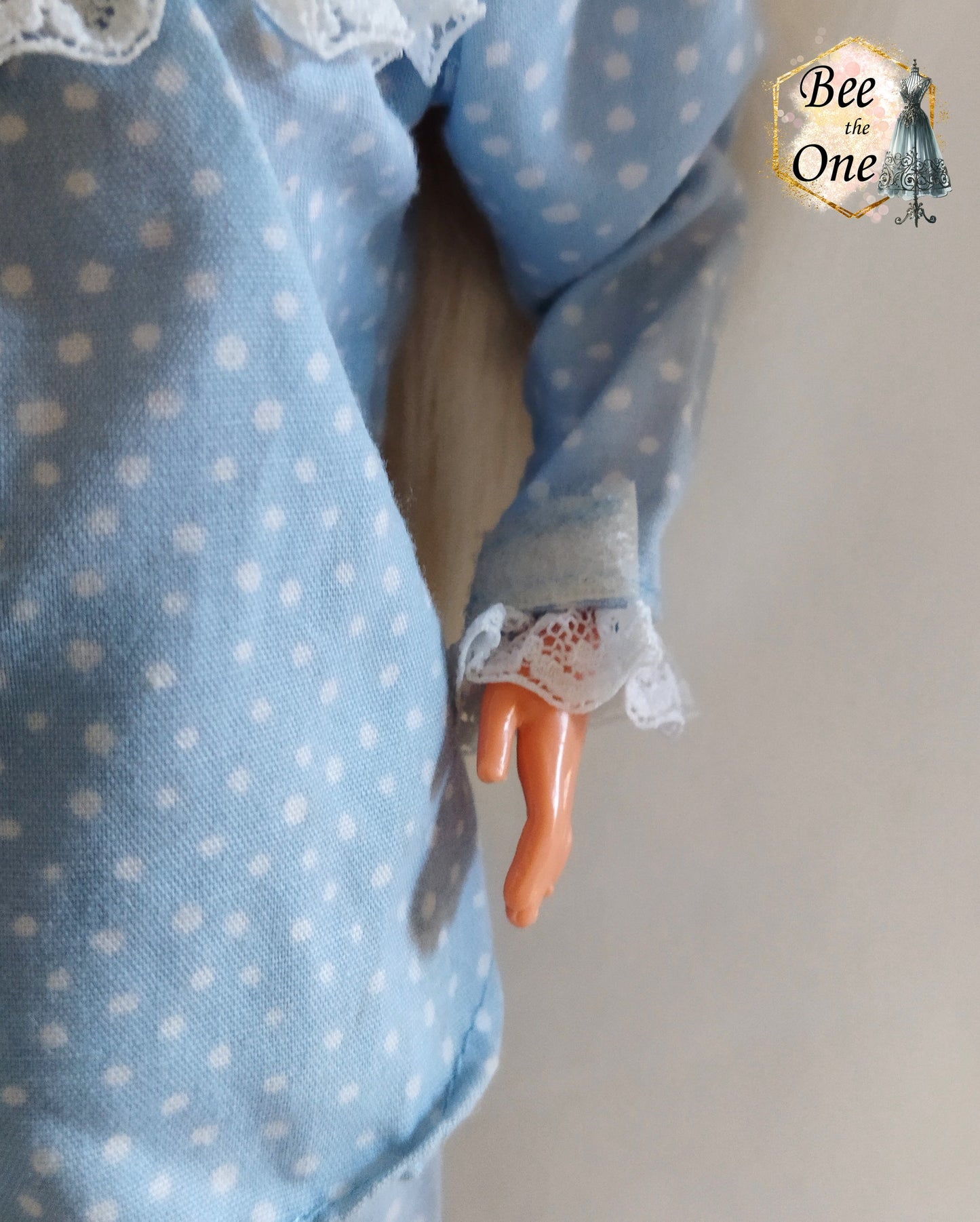 Veste de pyjama bleu ciel à pois blancs pour poupée mannequin 30cm, haut à manches longues avec col en dentelle, style vintage, pour Barbie Slumber Party 1994. Gros plan manche
