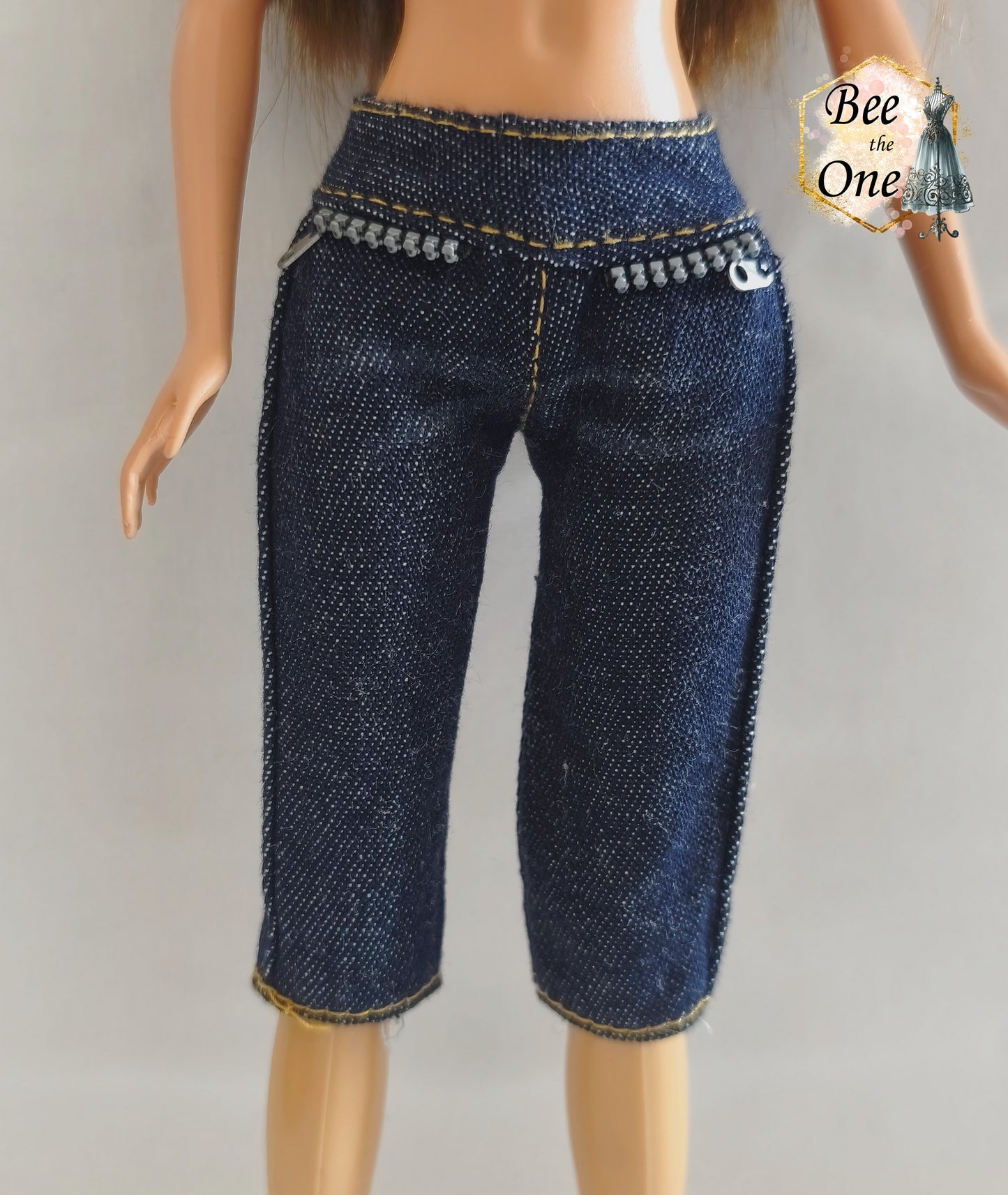 Pantalon en jean denim brut avec faux zips pour poupéBarbie Fashion Fever 2005, présenté sur mannequin. gros plan devant 