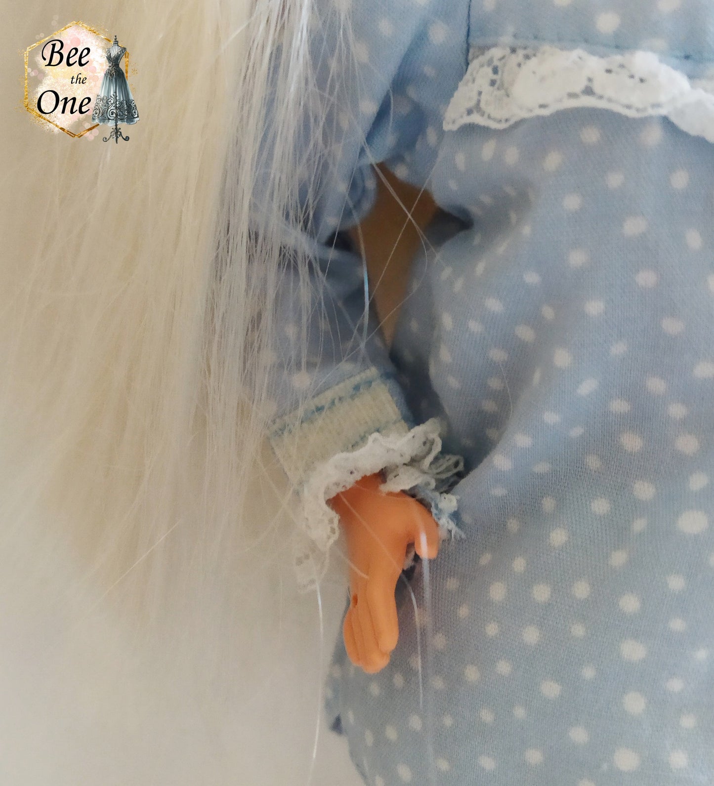 Veste de pyjama bleu ciel à pois blancs pour poupée mannequin 30cm, haut à manches longues avec col en dentelle, style vintage, pour Barbie Slumber Party 1994. Gros plan manche droite