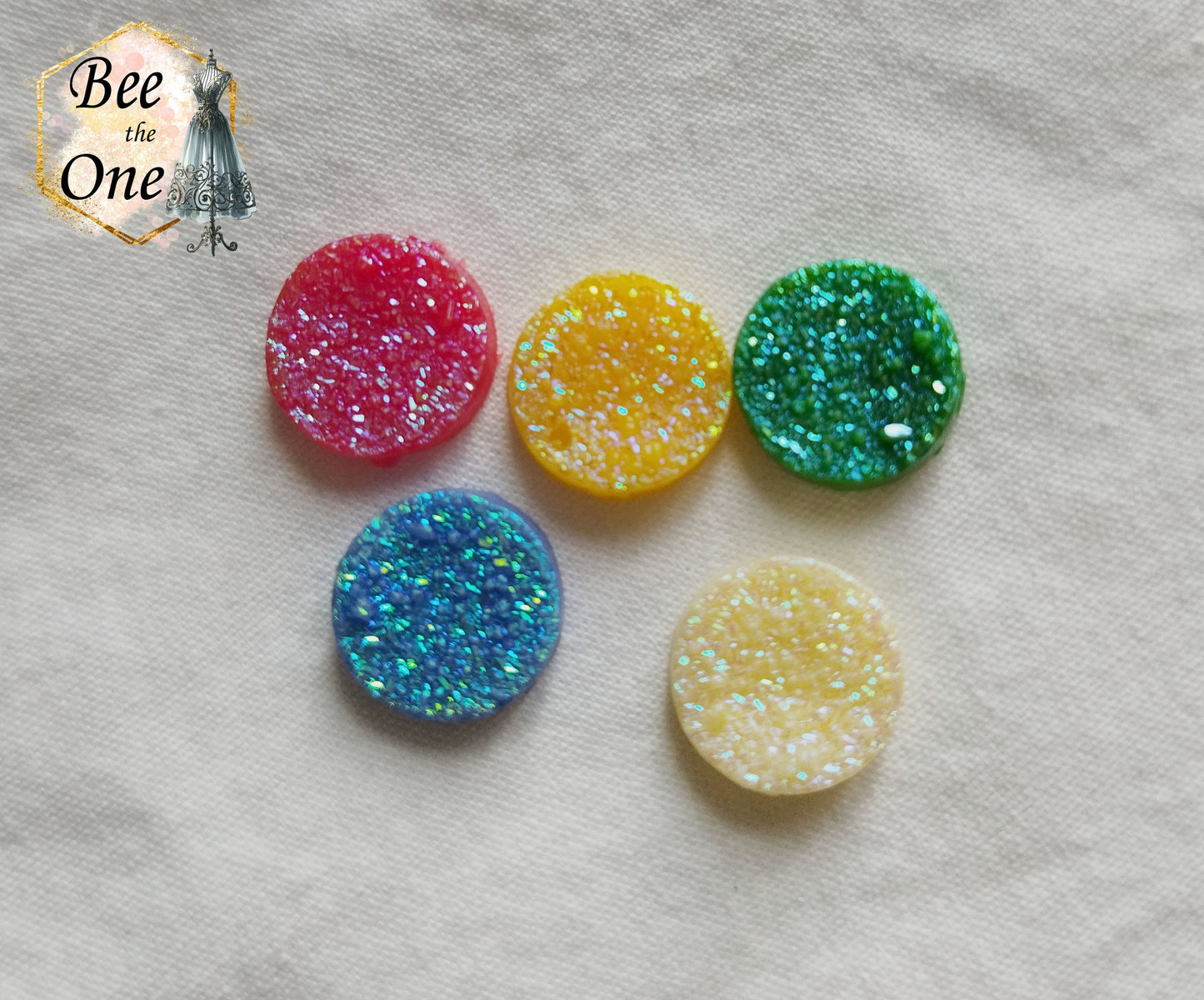 Cabochon rond palet plat effet druzy (géode) - reflets pailletés multicolores - 12 mm - 5 coloris