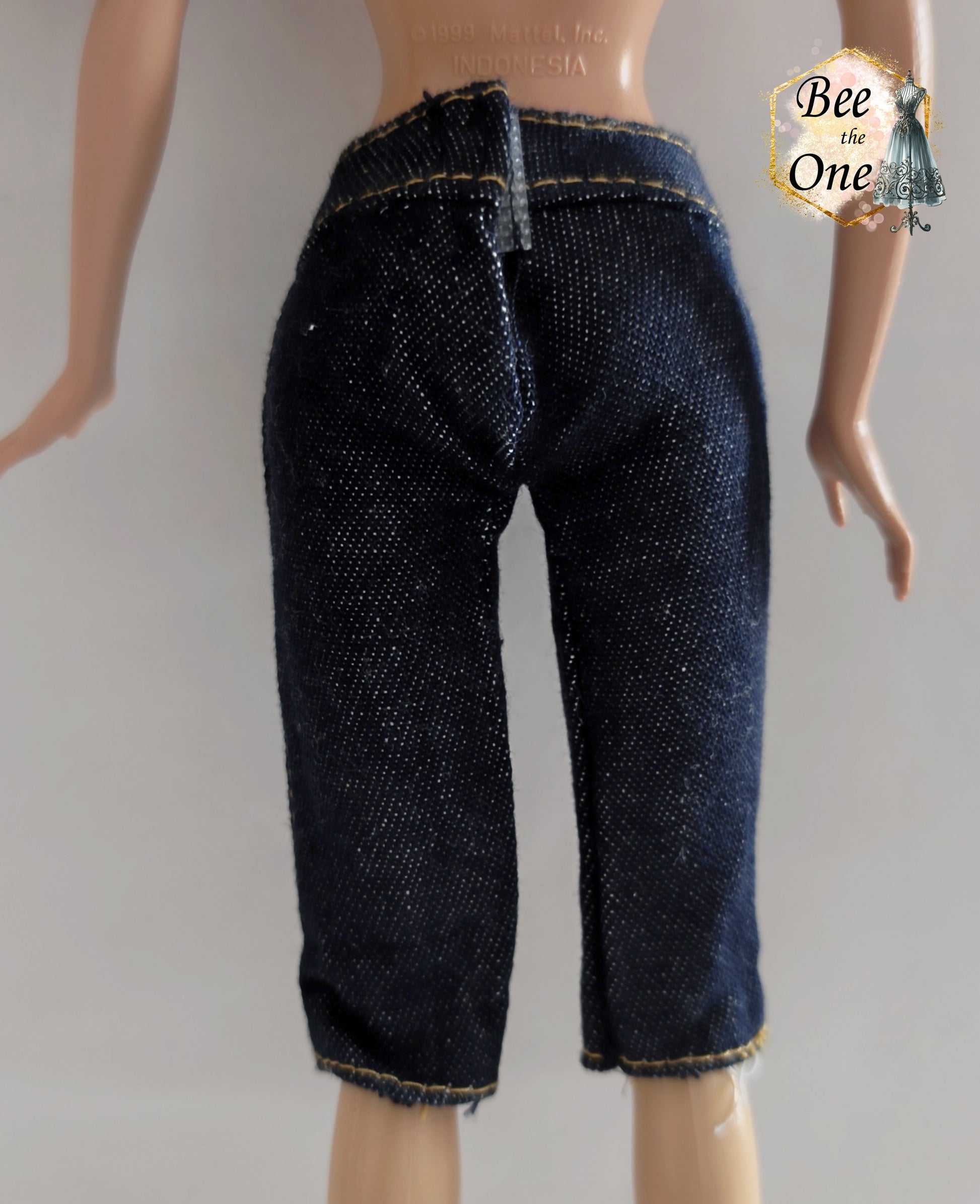 Pantalon en jean denim brut avec faux zips pour poupéBarbie Fashion Fever 2005, présenté sur mannequin. gros plan dos