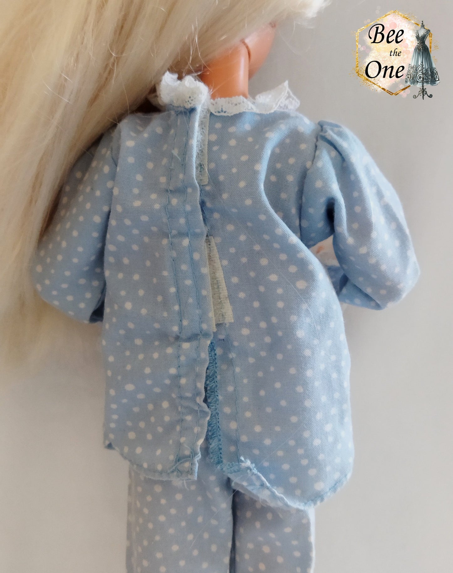 Veste de pyjama bleu ciel à pois blancs pour poupée mannequin 30cm, haut à manches longues avec col en dentelle, style vintage, pour Barbie Slumber Party 1994. Vue de dos