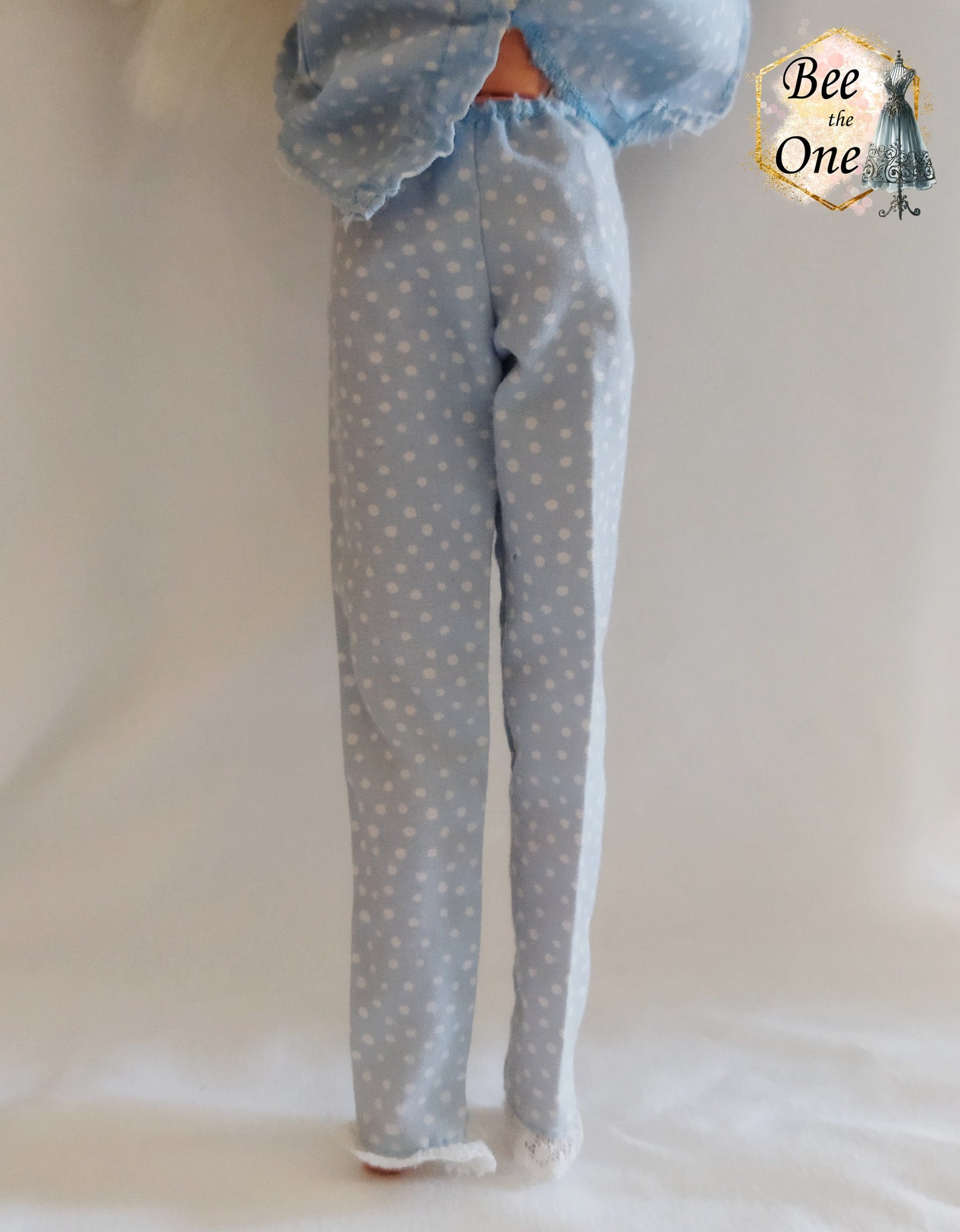 Pantalon de pyjama bleu ciel à pois blancs pour poupée mannequin 30cm, avec volants en dentelle, style vintage, pour Barbie Slumber Party 1994. Vue de dos