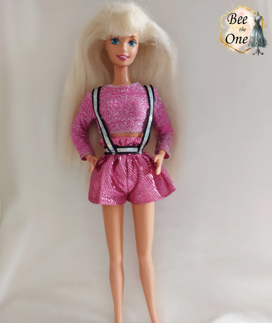 Ensemble de mode rose brillant pour poupée Barbie Dance moves, comprenant un top court (crop top) à manches longues et un short assorti avec bretelles graphiques noires et argentées, style années 90.