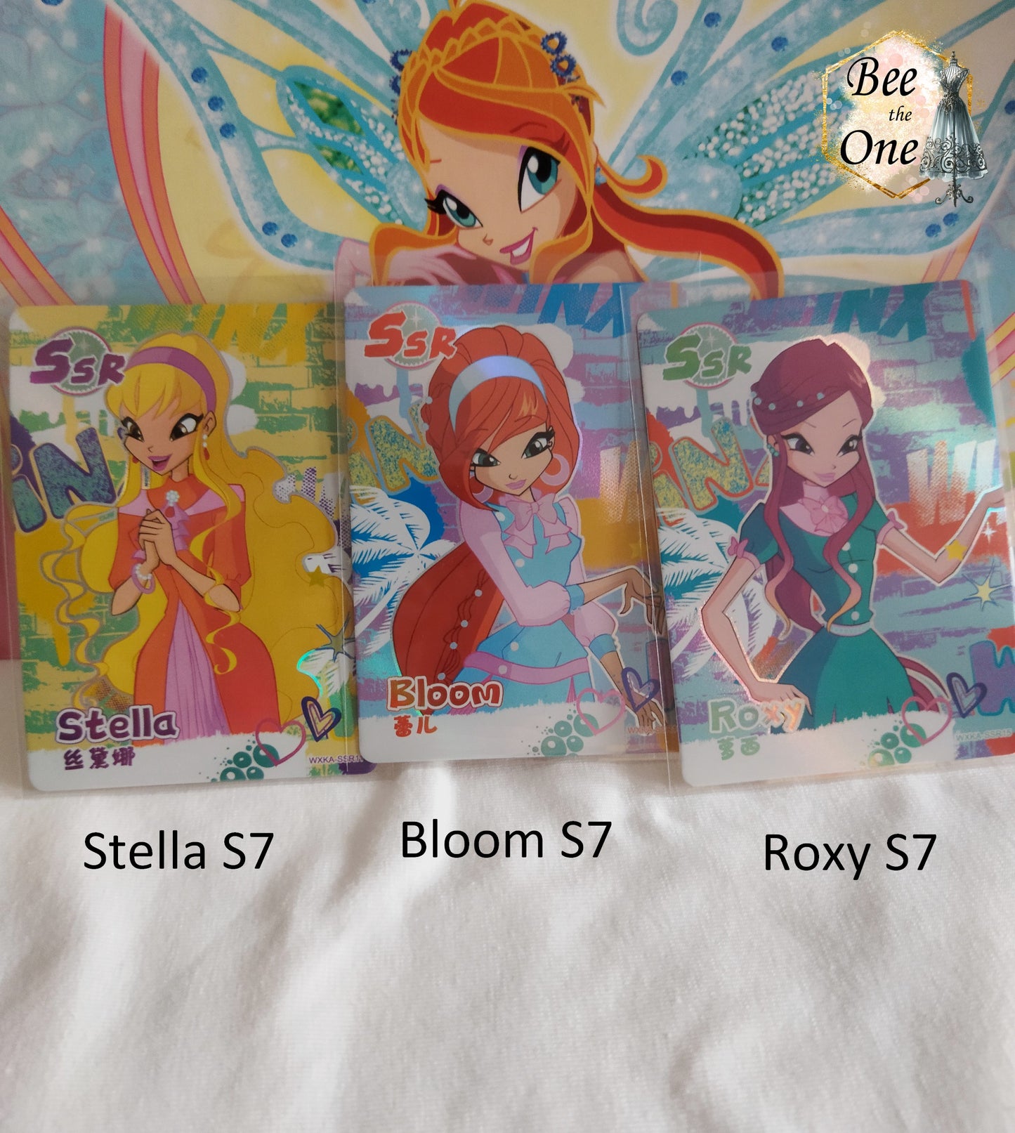 Cartes illustrées inspirées de Winx Club. Chaque carte met en scène un personnage (Bloom, Stella, Roxy), dans sa tenue preppy d'élève d'Alfea, avec des détails captivants et un design dynamique.