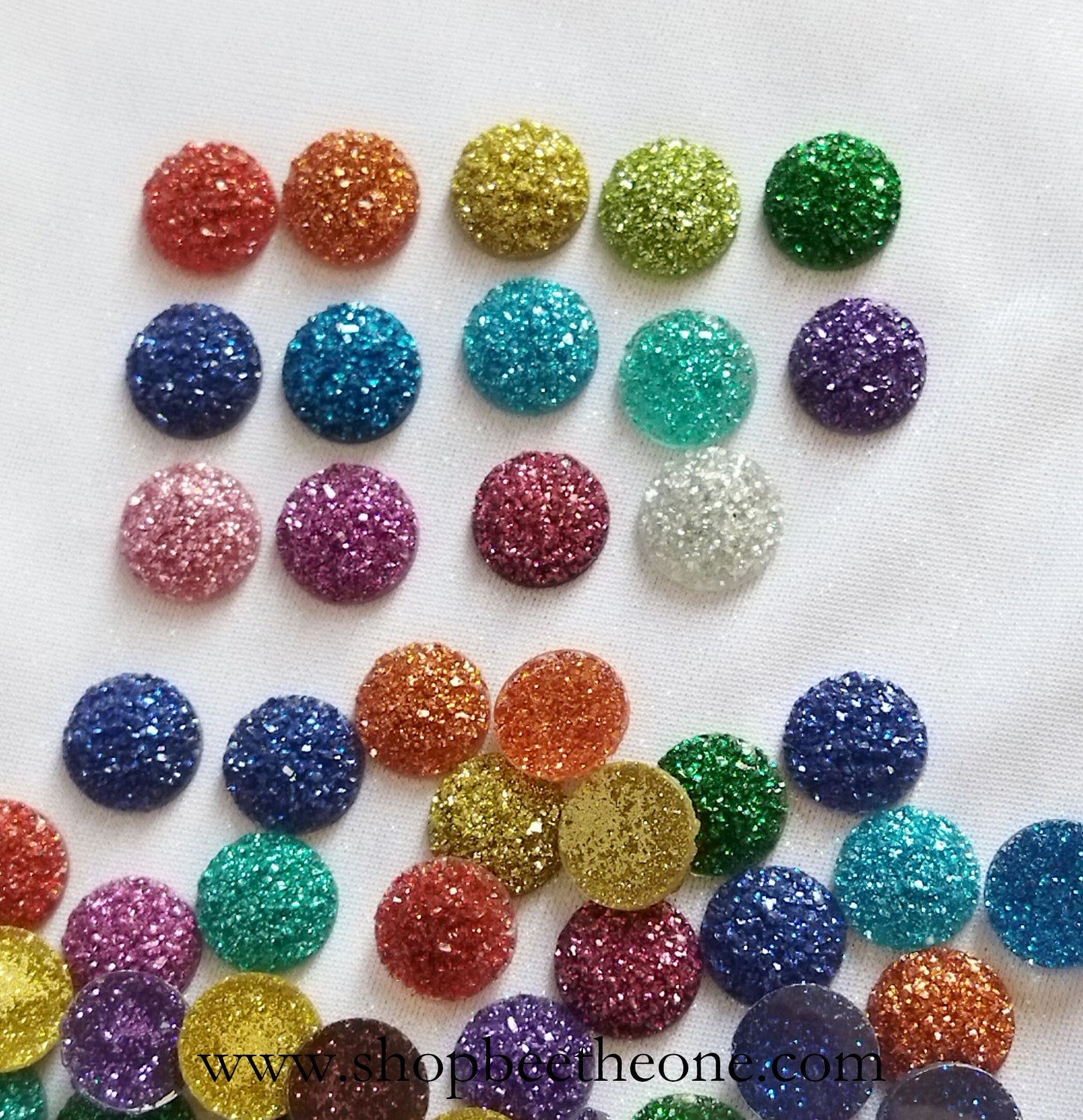 Cabochon rond demi-perle effet druzy (géode) - reflets pailletés ton sur ton - 12 mm - 14 coloris