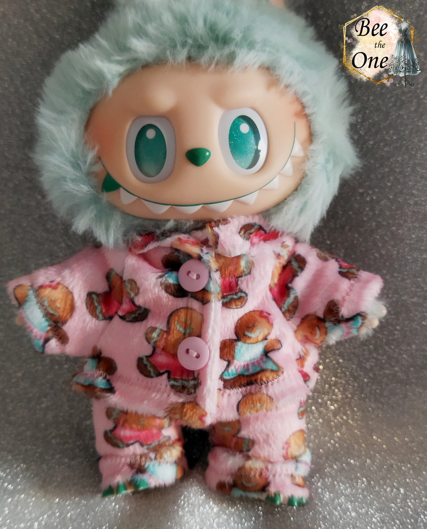 Pyjama hiver pour peluche 20 cm en minky rose à motif de bonhommes en pain d'épice, décoré de deux gros boutons roses sur le devant vue de près
