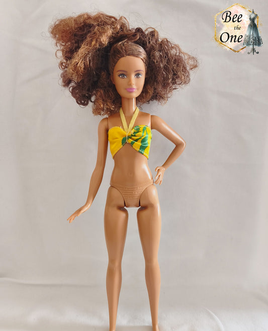 Haut de maillot brassière vintage jaune à motifs verts et lien tour de cou, issu de la poupée Ariel Sea Fashion Tyco 1992, présenté sur mannequin poupée sur fond blanc.