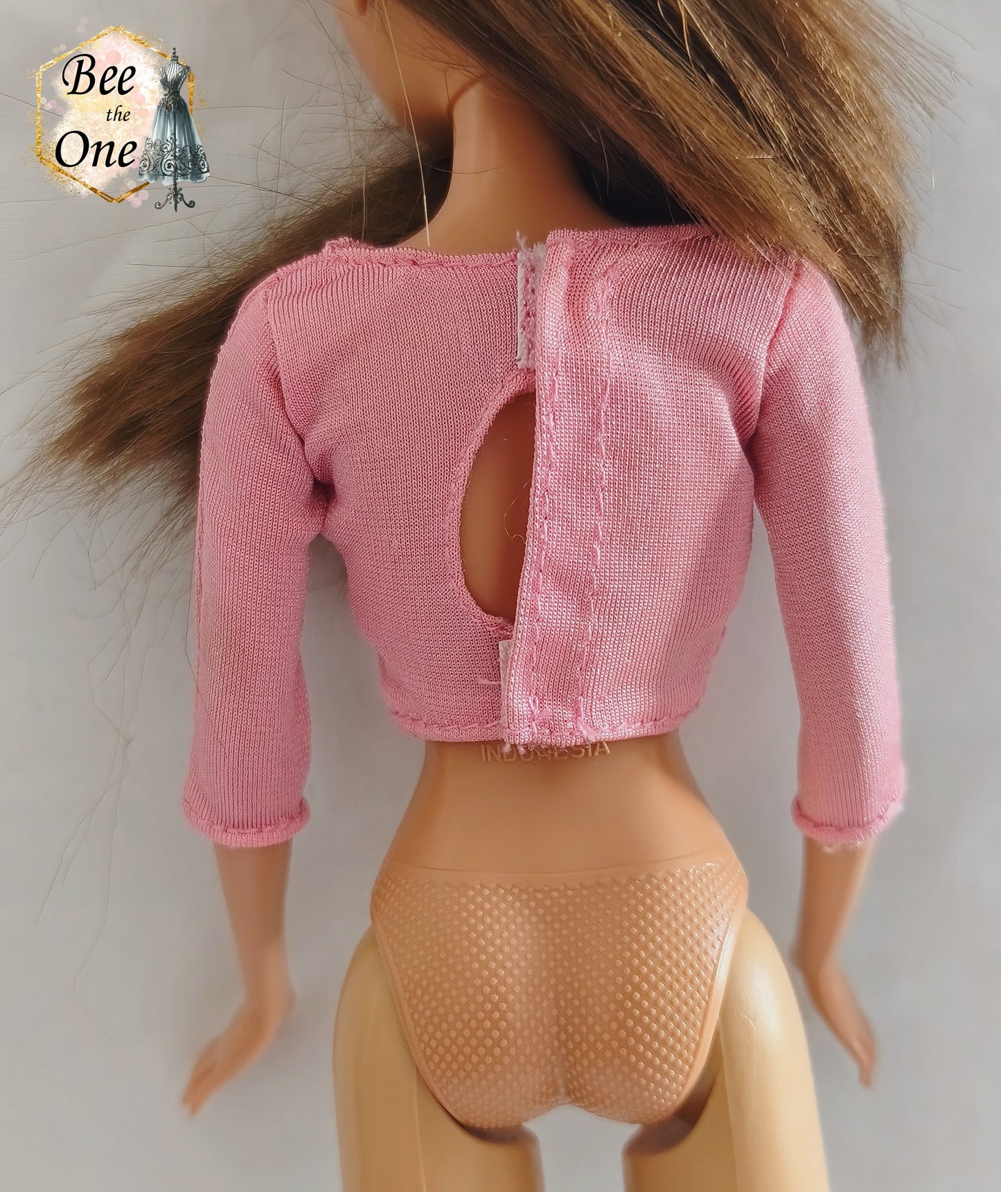 Top court rose à manches trois-quarts avec empiècement lilas orné d'un motif de tête de chat blanc, vêtement d'origine pour poupée Barbie Kitty Fun 2001, porté par une poupée brune sur fond blanc. Gros plan dos