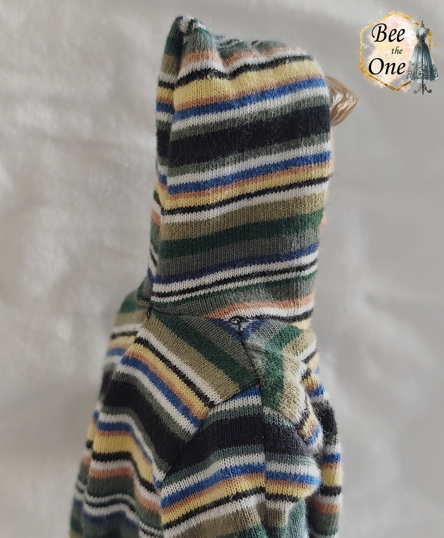 T-shirt à capuche à manches courtes et rayures multicolores (vert, bleu, jaune, blanc) pour poupée Ken Shaving Fun 1994, porté par une poupée blonde sur fond blanc. Vue de côté