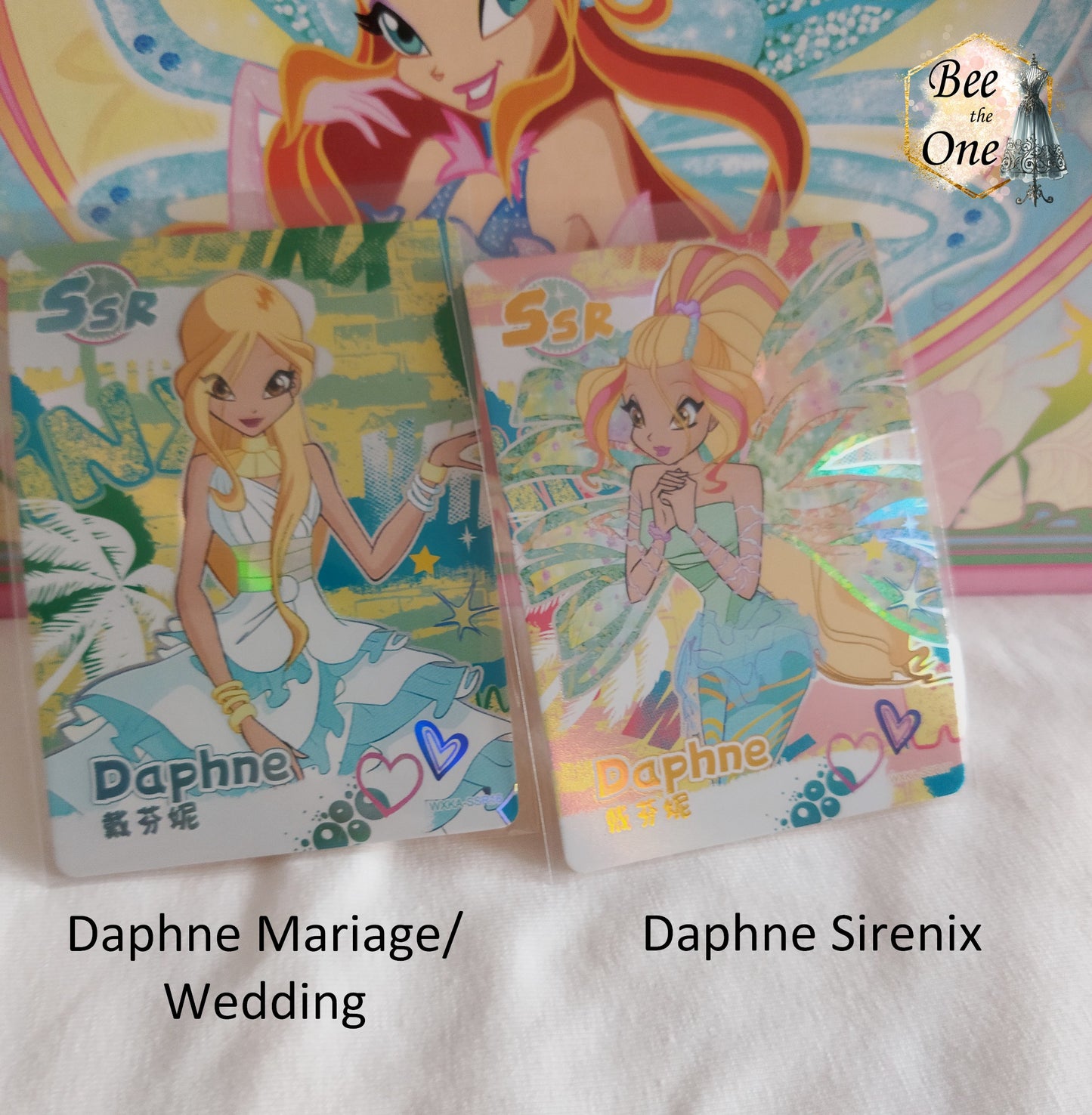 Cartes illustrées inspirées de Winx Club. Chaque carte met en scène un personnage (Daphne), dans sa tenue de mariage ou sa transformée de fée Sirenix, avec des détails captivants et un design dynamique.