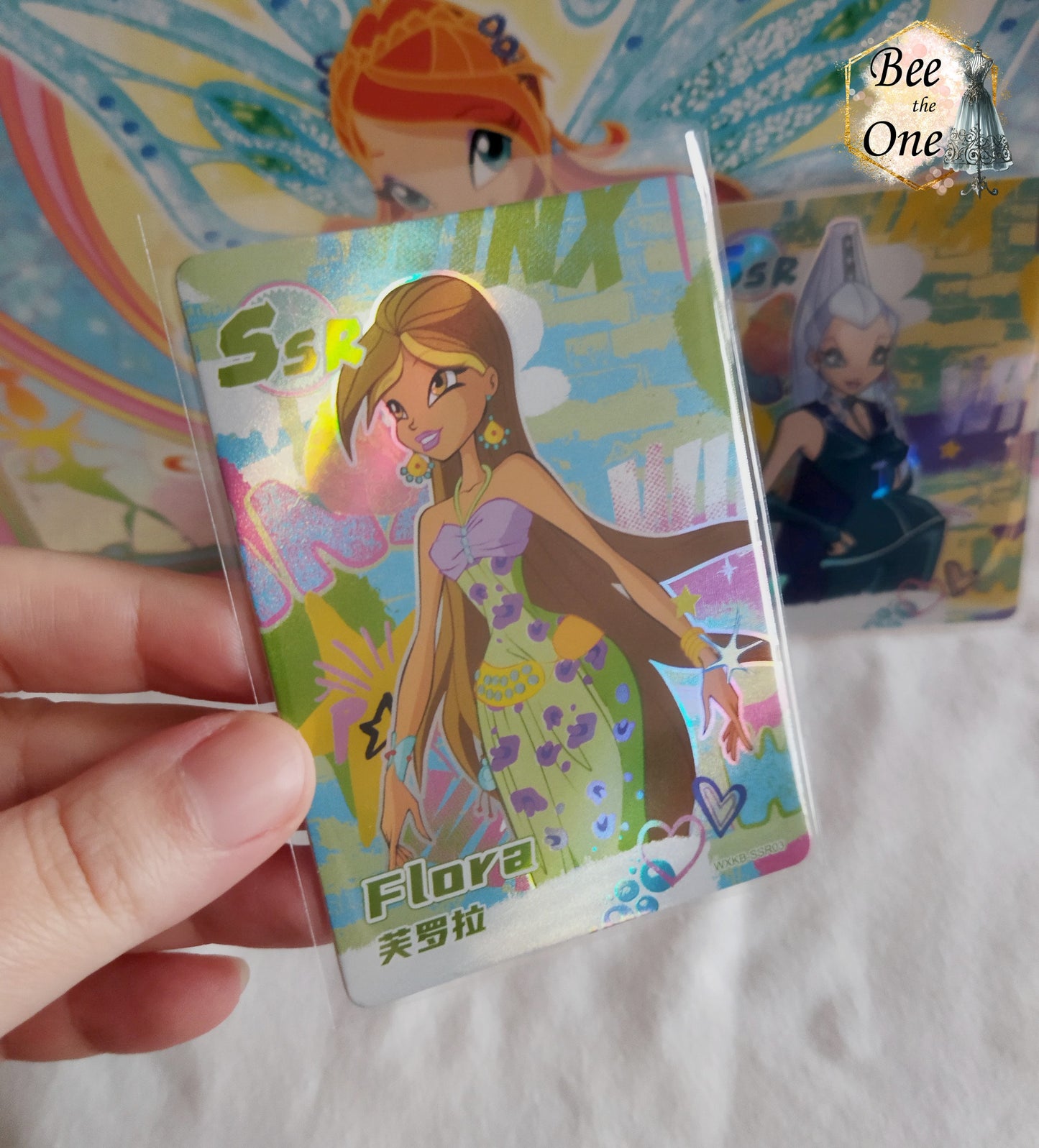 Cartes à collectionner inspirées de personnages de dessins animés, parfait pour les fans de la série Winx Club. Détails brillants. Gros plan Flora