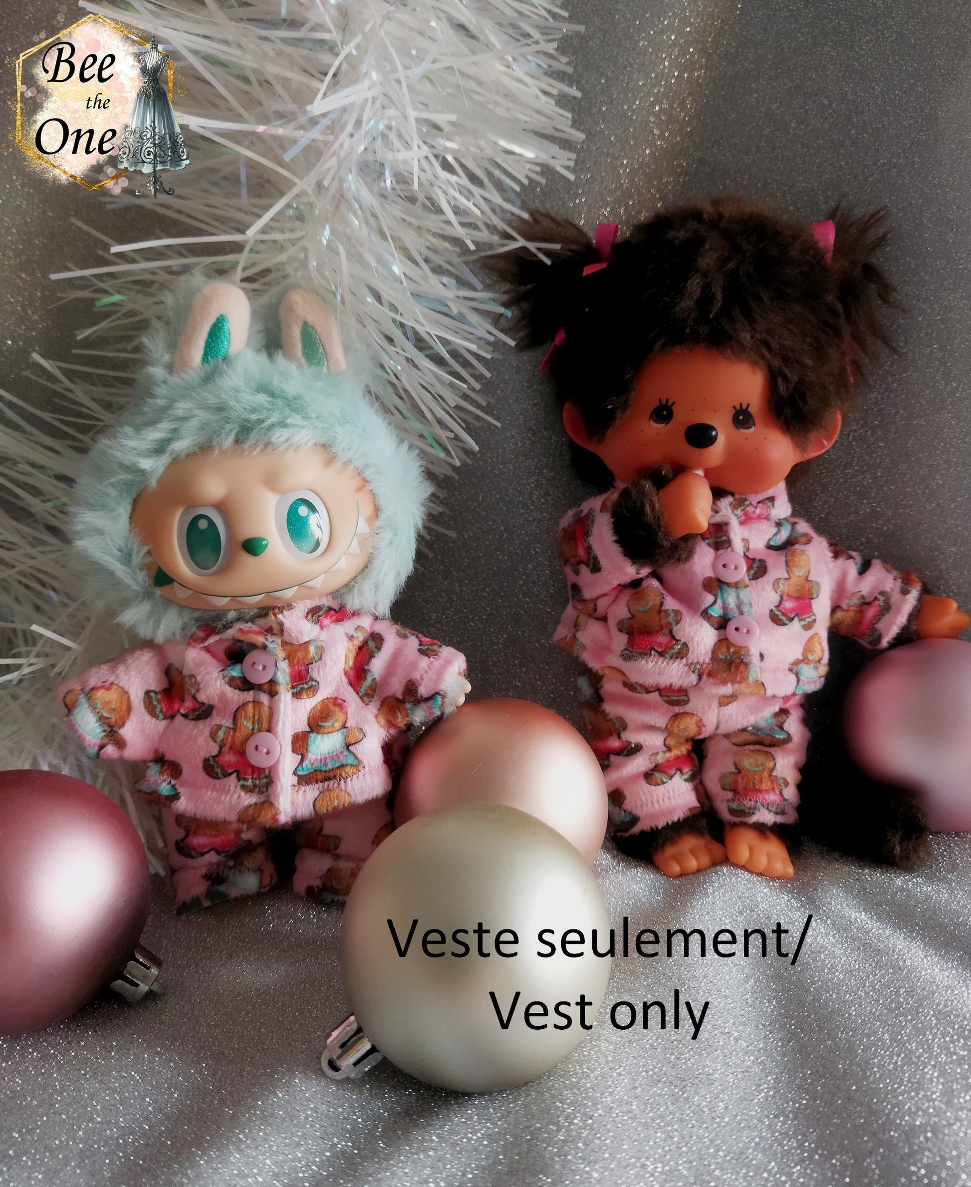 Pyjama hiver pour peluche 20 cm en minky rose à motif de bonhommes en pain d'épice, décoré de deux gros boutons roses sur le devant.