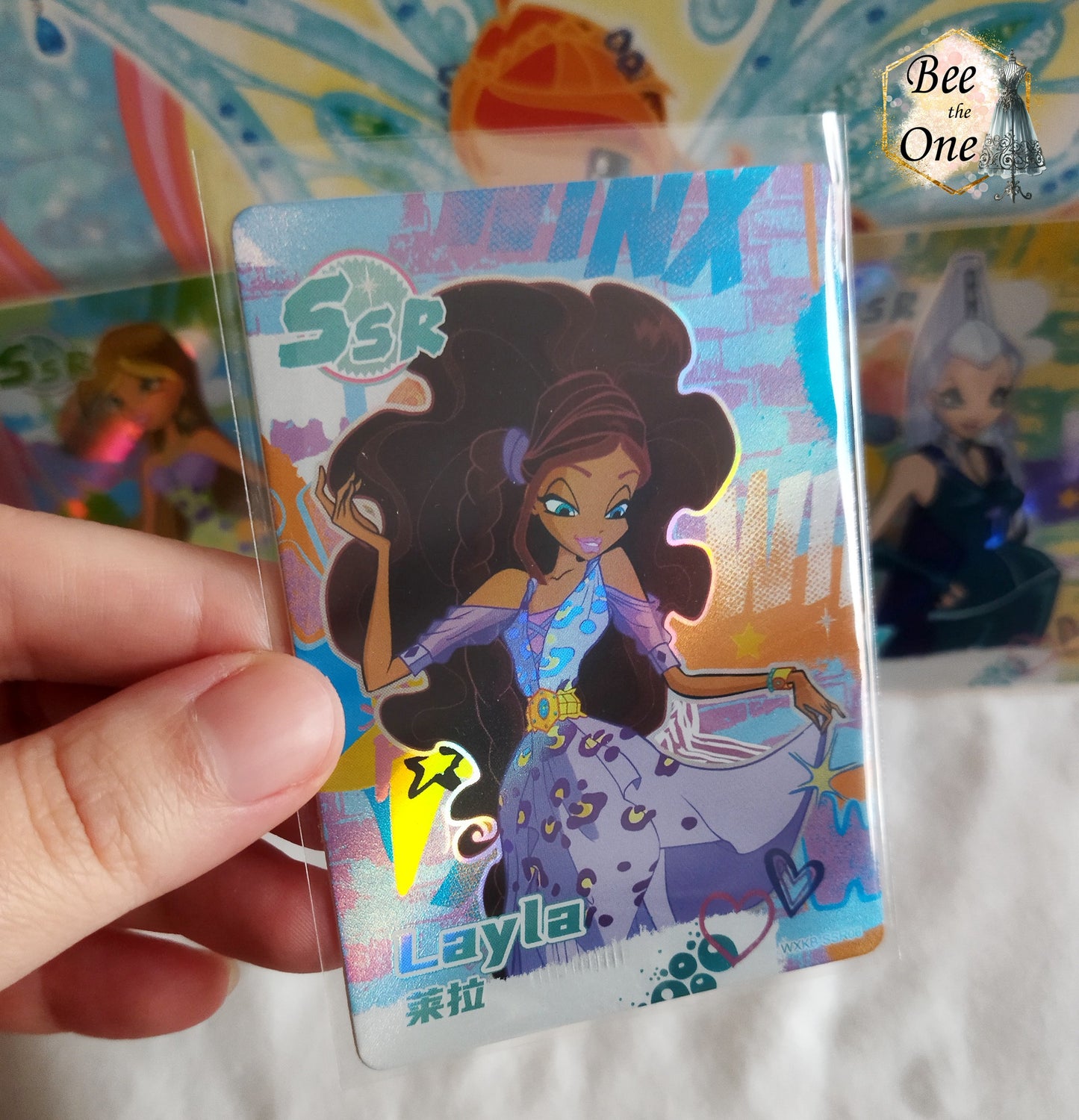 Cartes à collectionner inspirées de personnages de dessins animés, parfait pour les fans de la série Winx Club. Détails brillants. Gros plan Layla