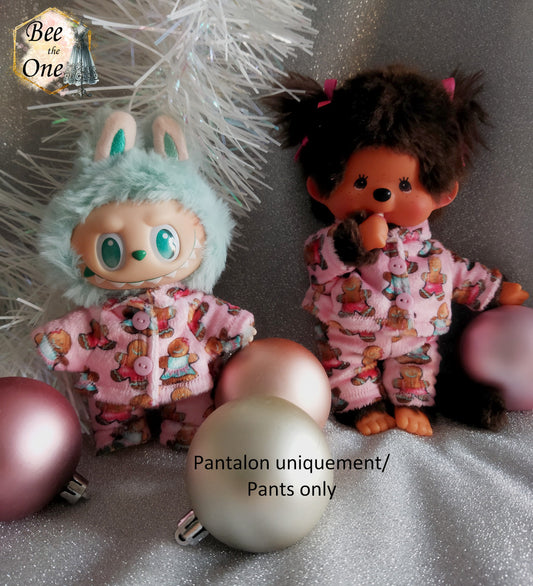 Pyjama hiver pour peluche 20 cm en minky rose à motif de bonhommes en pain d'épice, décoré de deux gros boutons roses sur le devant