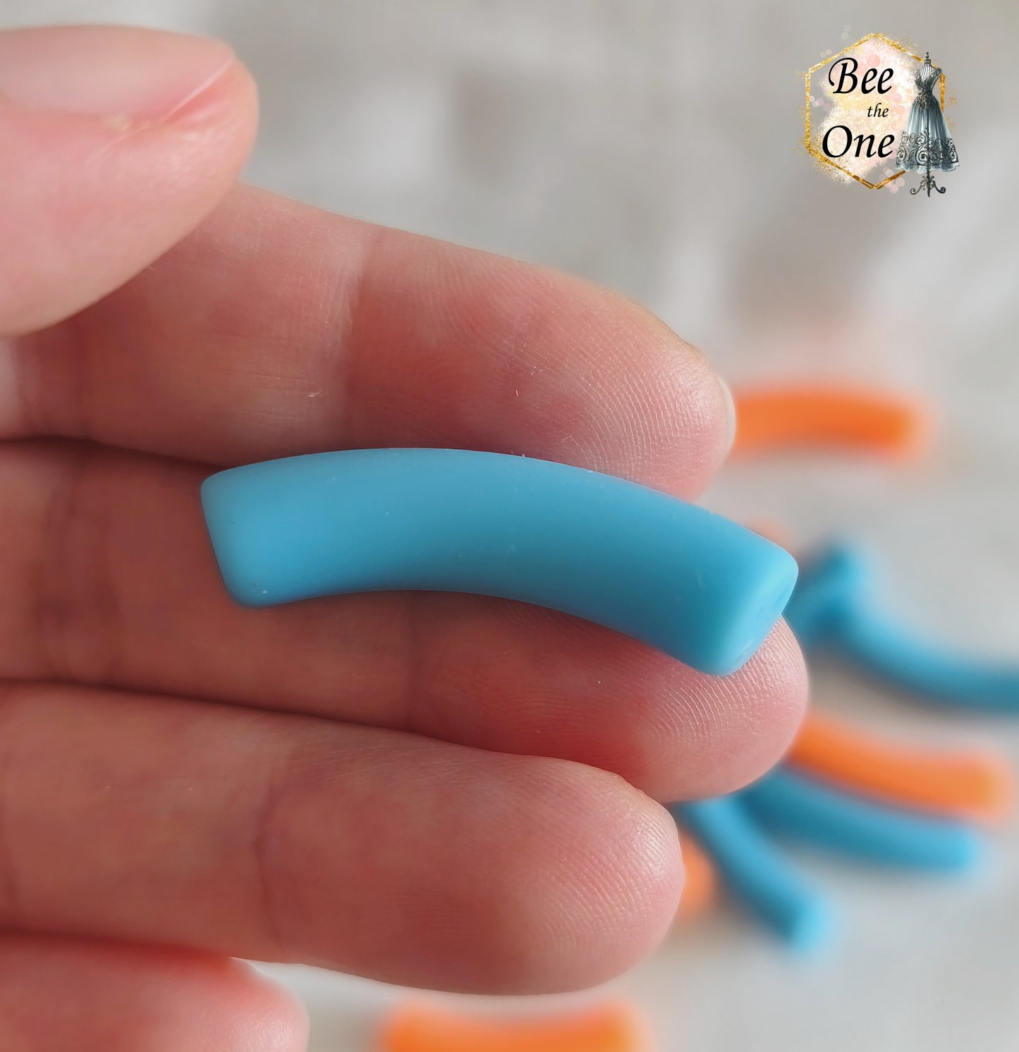 Perle tube en acrylique finition mate - 32 x 7 mm - Bleu ou orange