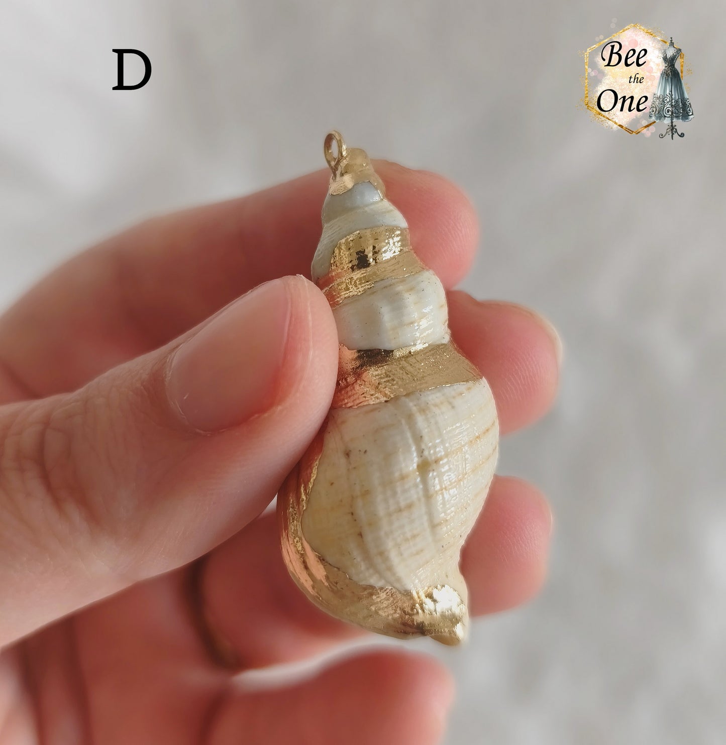 Breloque pendentif Coquillage naturel Buccin - de 40 à 60 mm (au choix) - naturel/doré