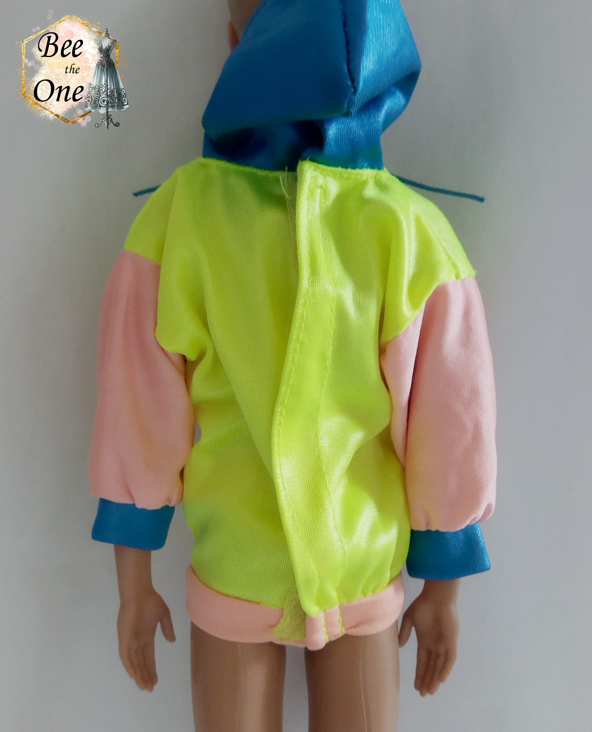 Pull pour poupée Ken en tissu mesh coloré, idéal pour une tenue décontractée ou sportive. Vue de dos