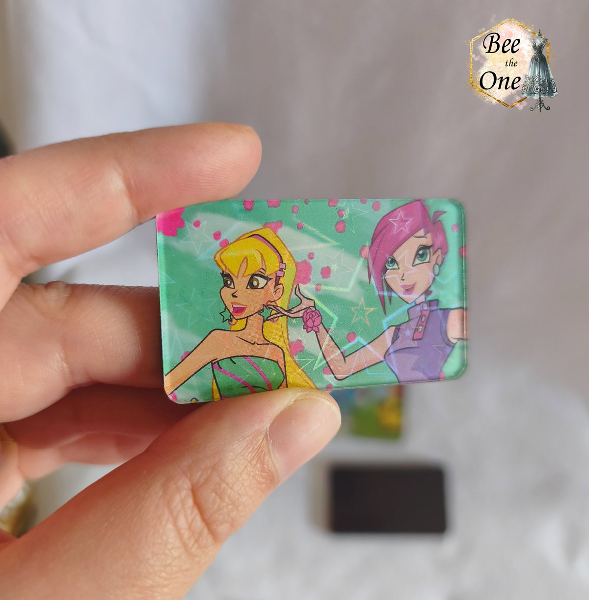 Magnets rectangulaires horizontaux transparents illustrant des scènes du dessin animé Winx Club. Gros plan 