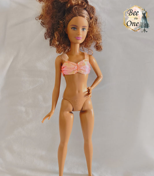 Brassière de bikini bustier rose pailleté et irisé pour poupée Skipper Mermaid & Sea Twins 1993, portée par une poupée brune sur fond blanc.