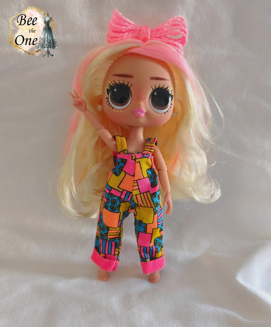 Salopette vintage Sindy & Cyclin Sam Hasbro 1996 à motifs patchwork colorés (rose, orange, jaune, bleu), portée par une poupée LOL OMG Tween sur fond blanc