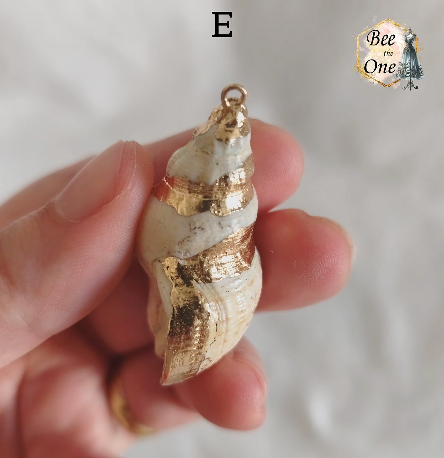 Breloque pendentif Coquillage naturel Buccin - de 40 à 60 mm (au choix) - naturel/doré