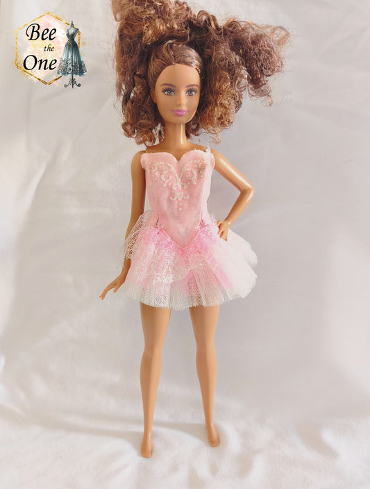 Tutu de danse classique pour poupée Sindy Pirouette 1995 (Hasbro). Bustier en velours rose avec broderies blanches et jupon en tulle blanc et rose, porté par une poupée sur fond blanc.